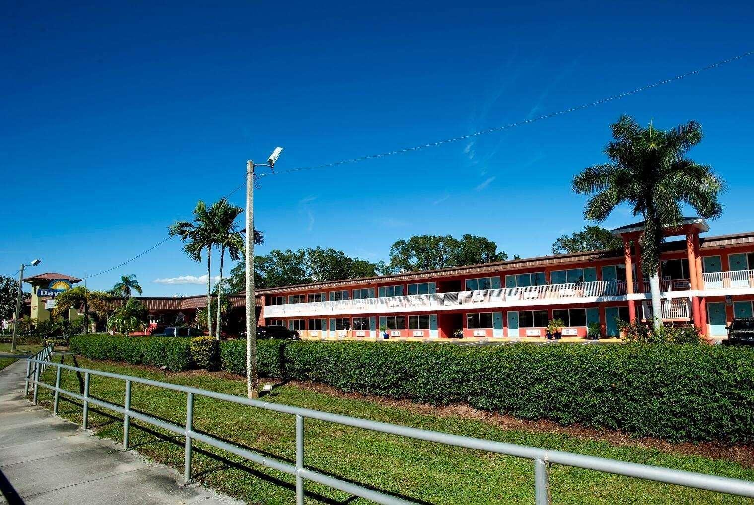 Vista Exterior Days Inn by Wyndham Fort Myers Springs Resort