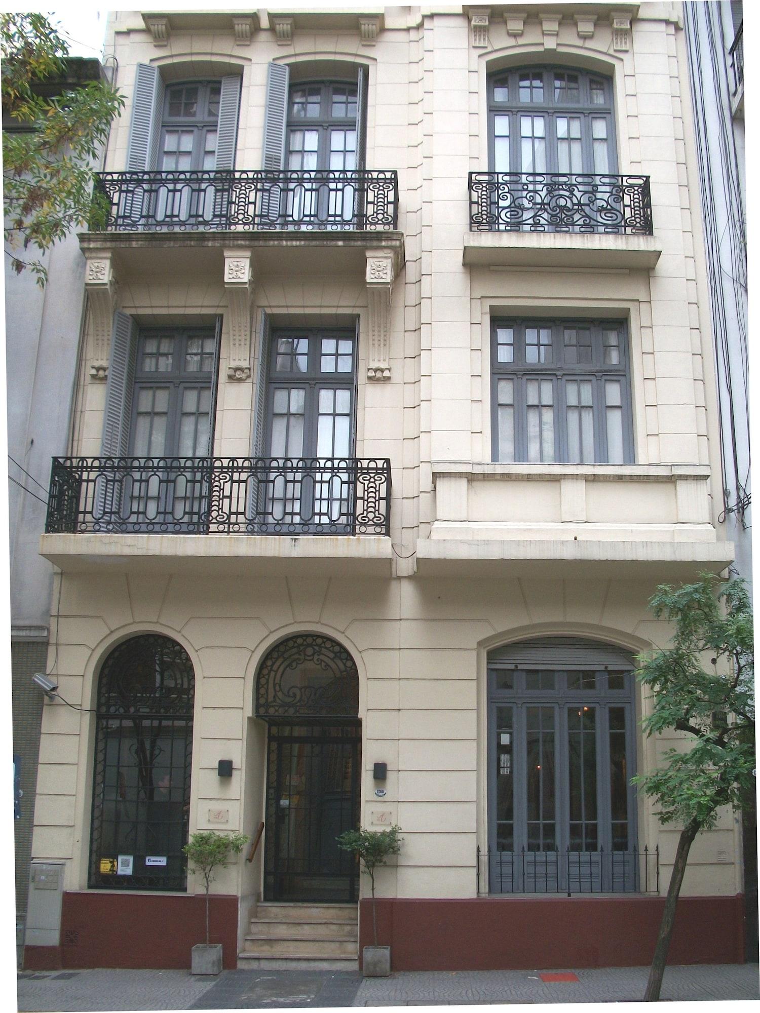 Varios A Hotel