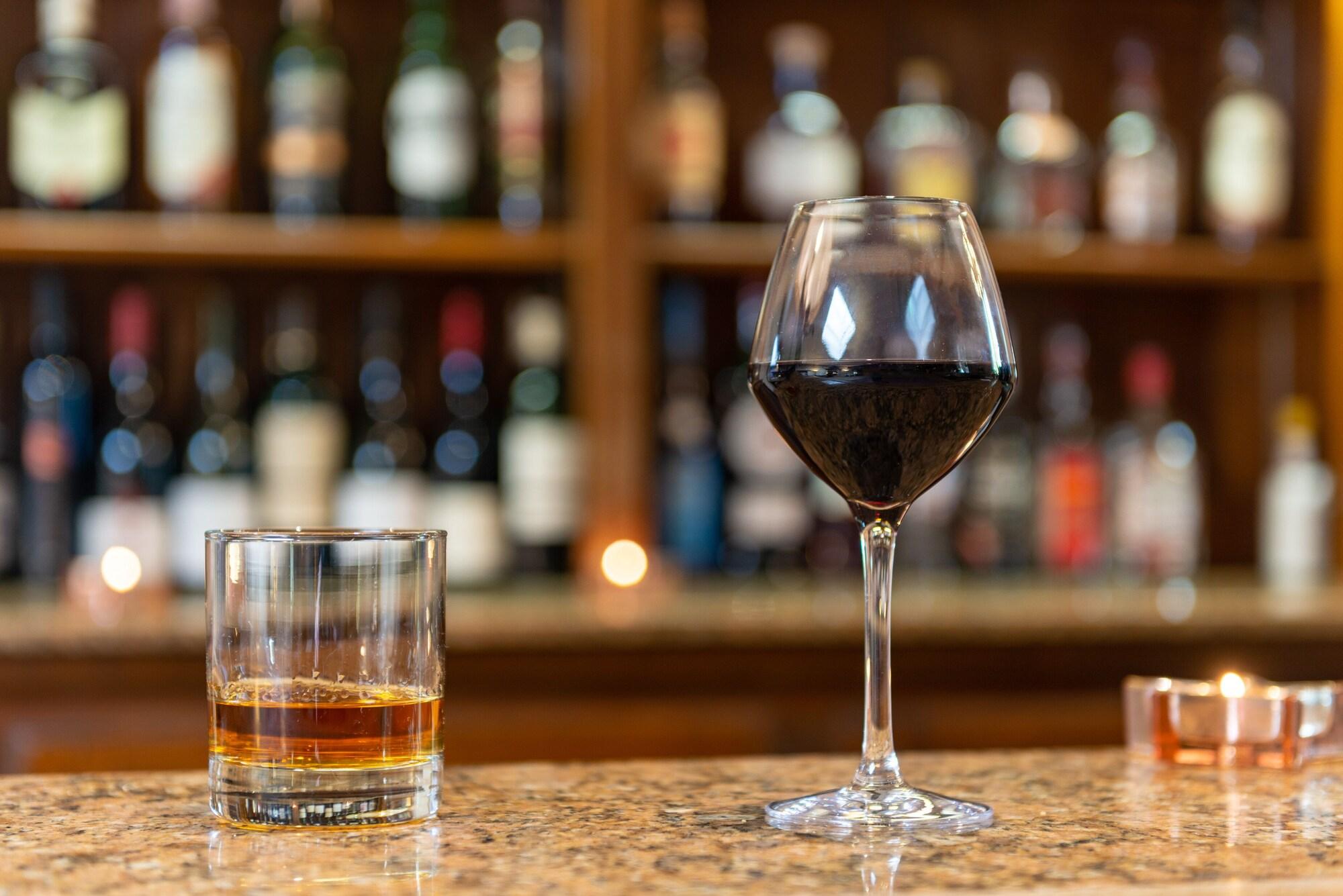 Bar/Salón Château de Périgny, The Originals Relais