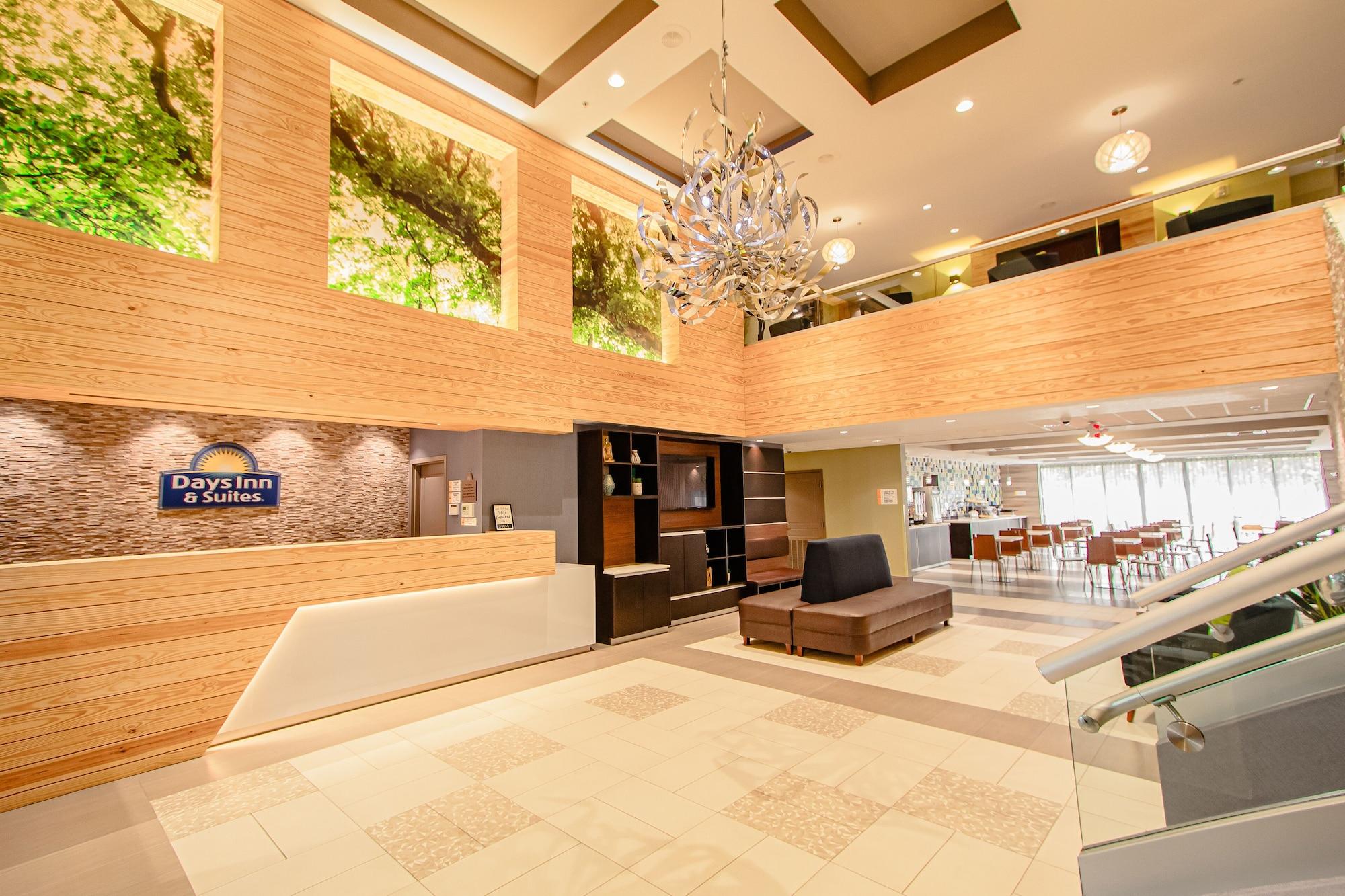 Vista Lobby Days Inn & Suites by Wyndham Fort Myers Near JetBlue Park