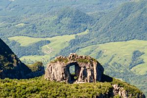 Passeio - Trilha pela Pedra Furada