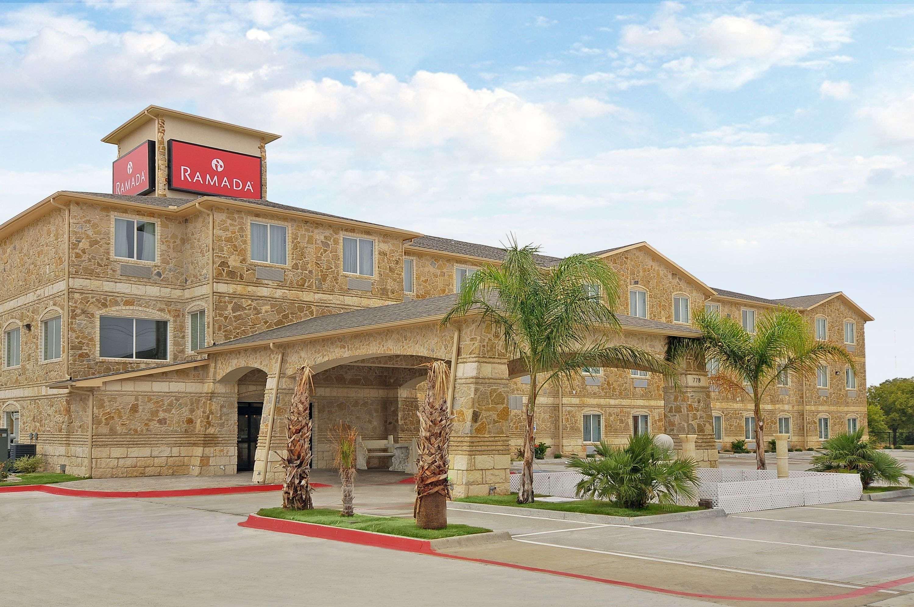 Vista Exterior Ramada by Wyndham South Waco