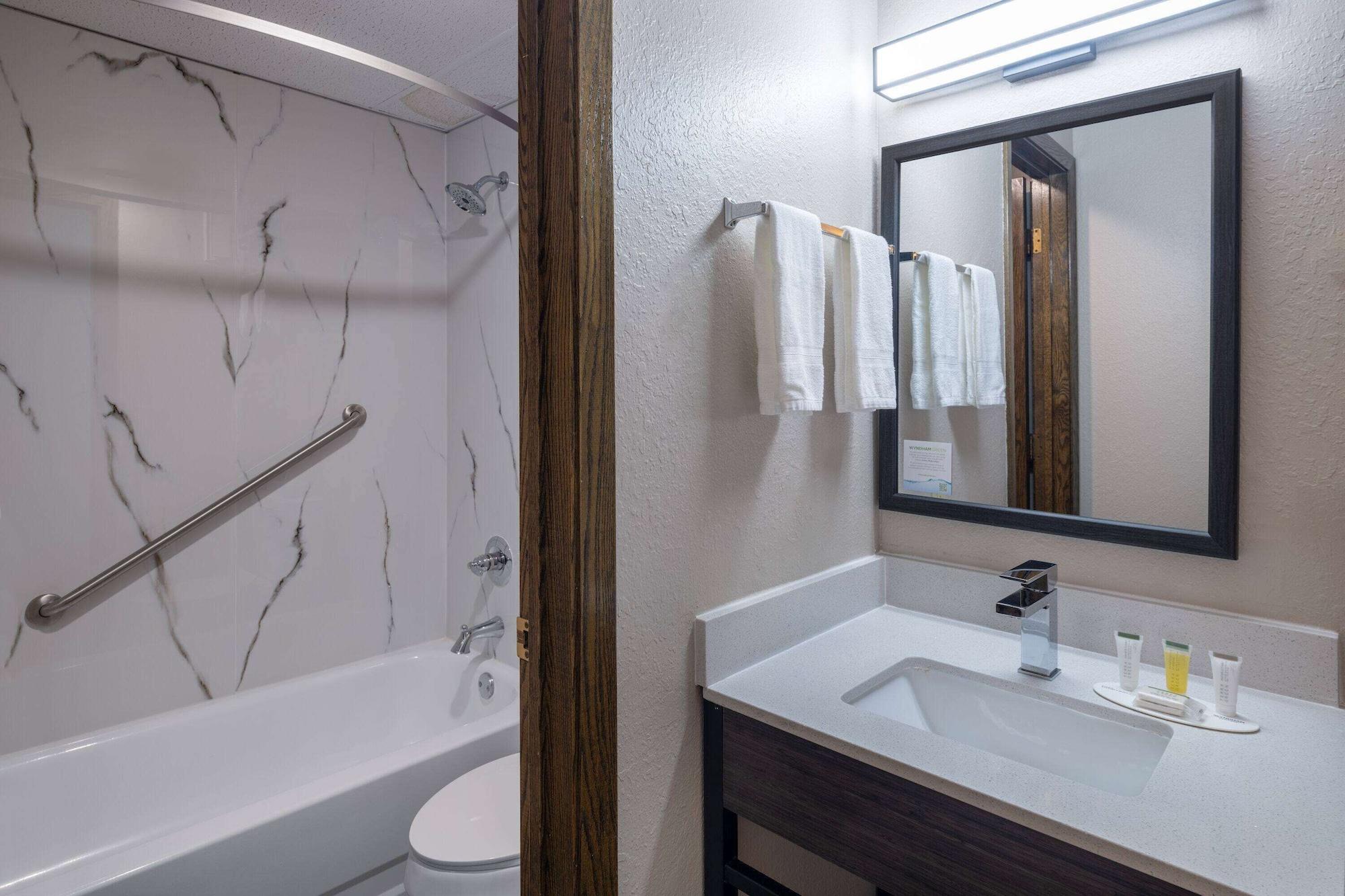 Equipamiento de Habitación Super 8 by Wyndham Owatonna