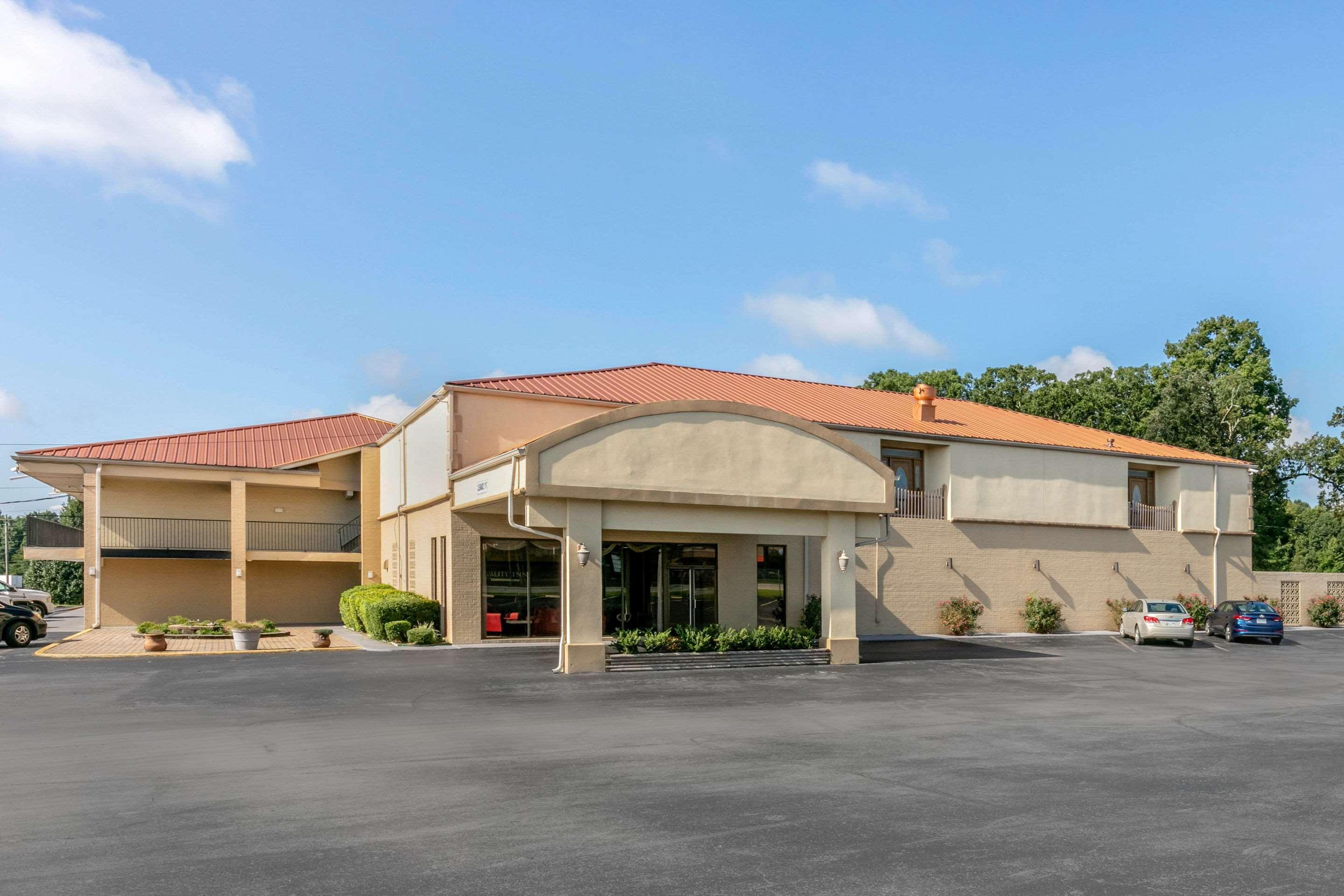 Vista Exterior Quality Inn Manchester