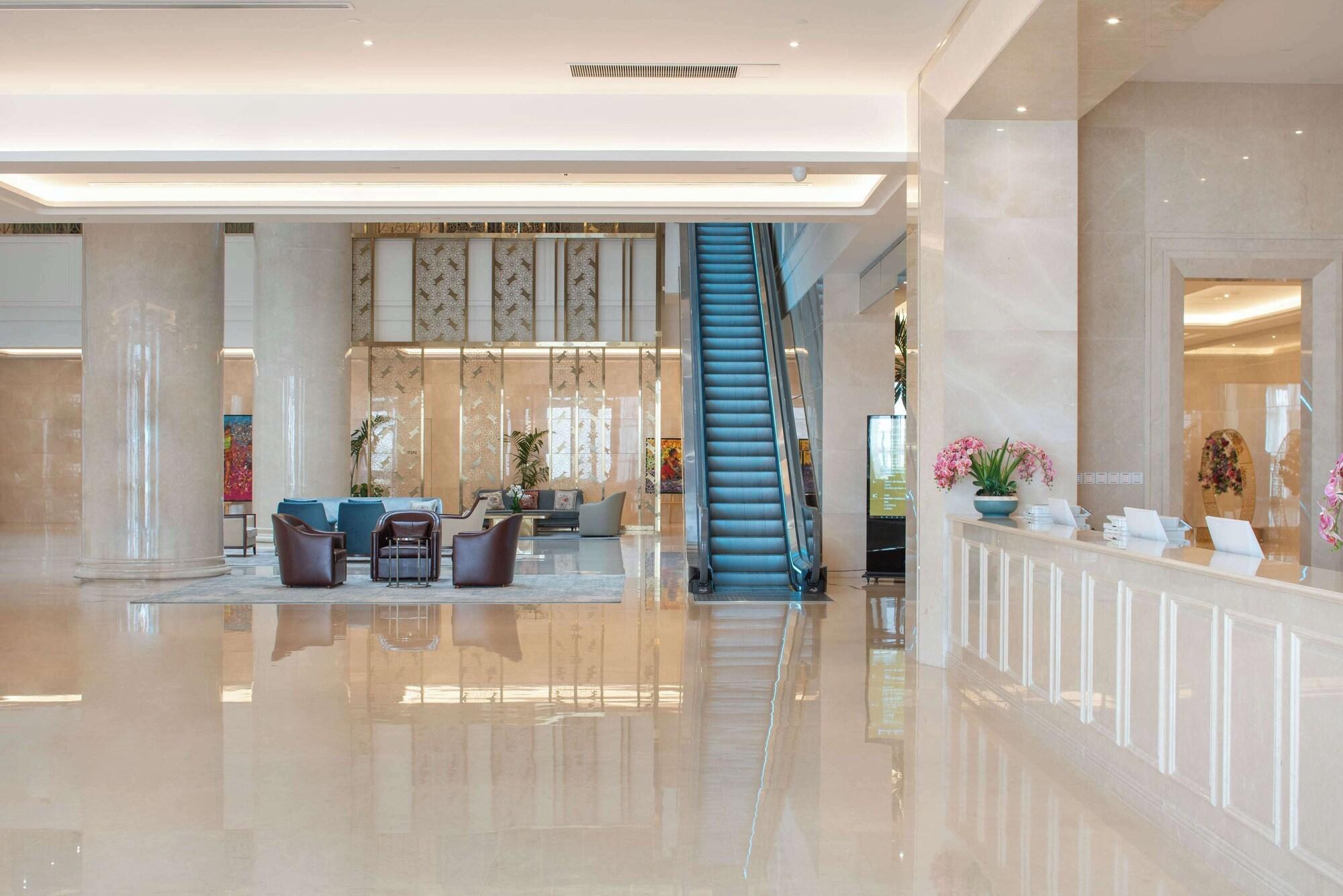 Vista Lobby Hilton Brazzaville Les Tours Jumelles Hotel & Residences
