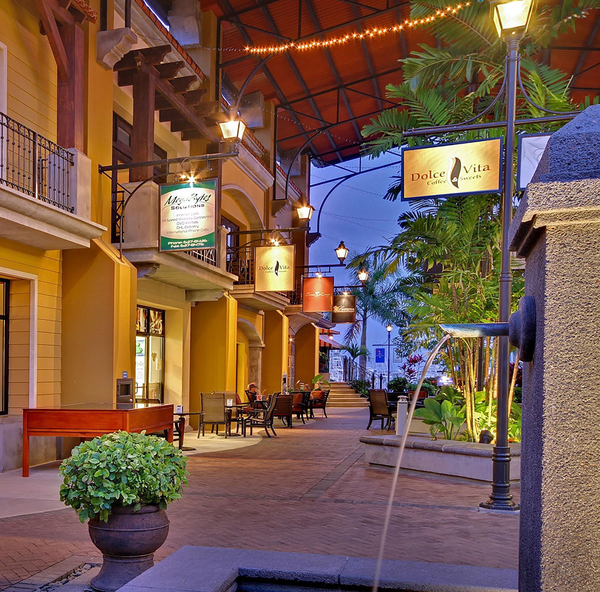 Restaurant HRG Condos at Los Sueños