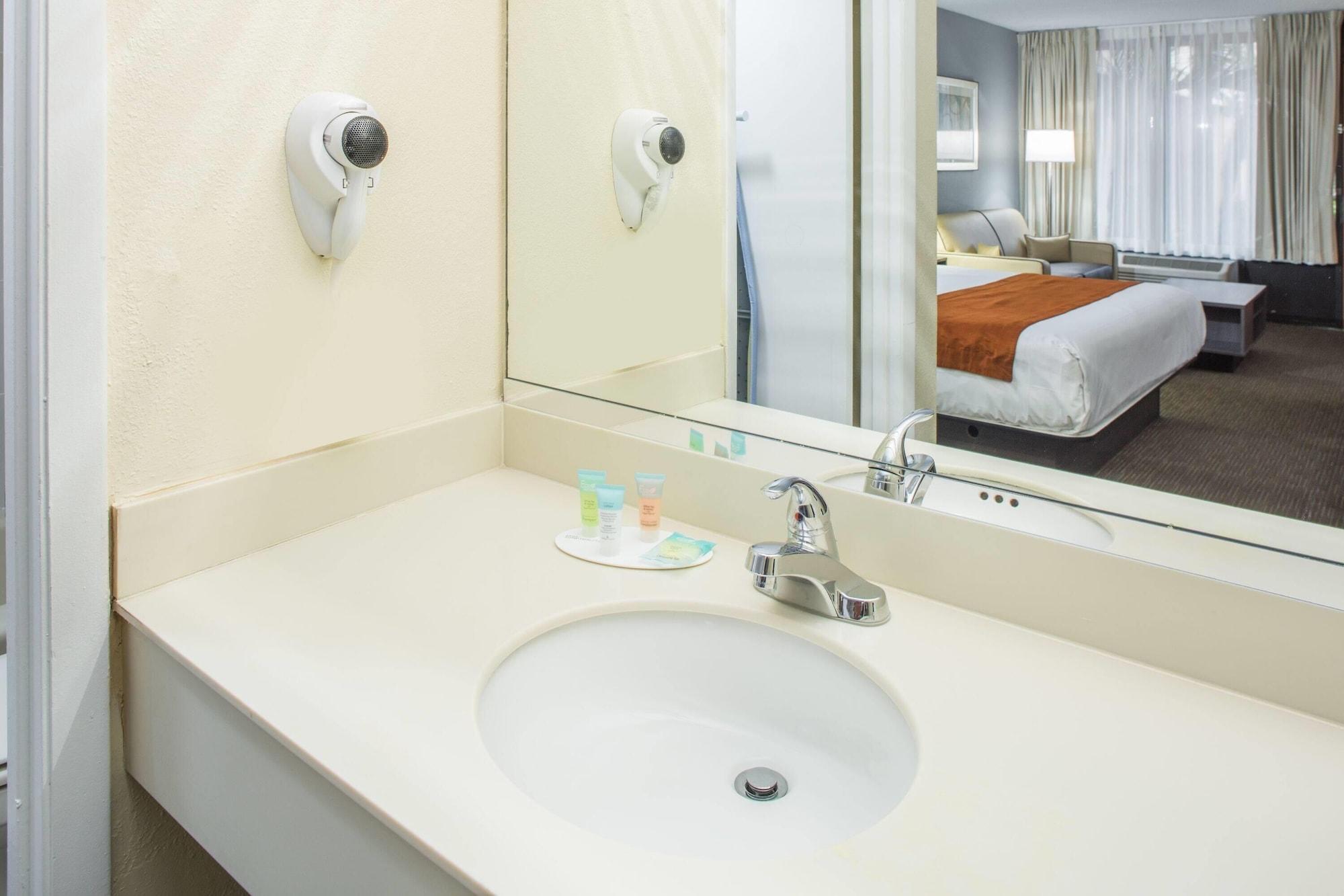 Equipamiento de Habitación Days Inn & Suites by Wyndham Orlando Airport