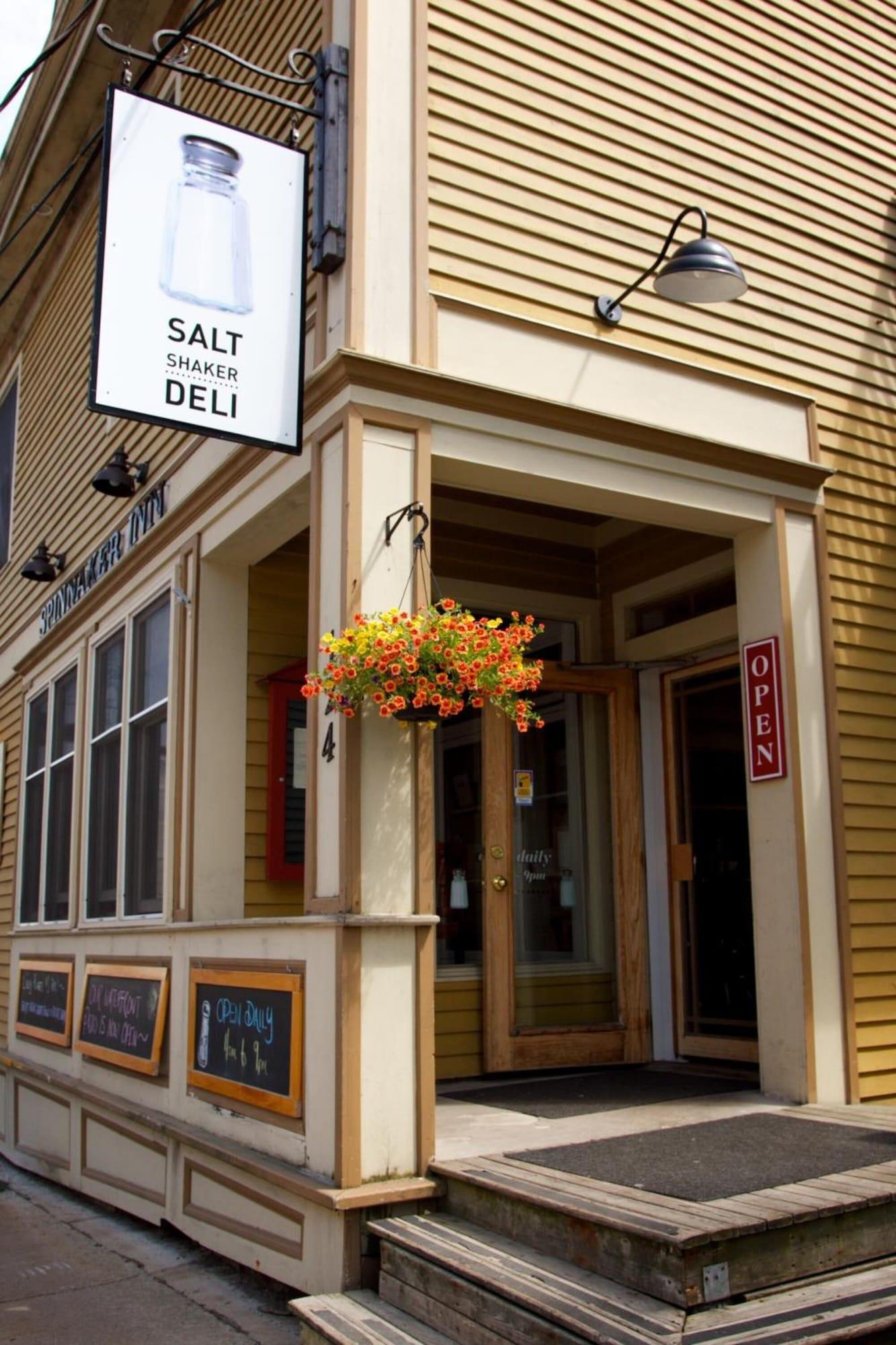 Vista Exterior Salt Shaker Deli & Inn
