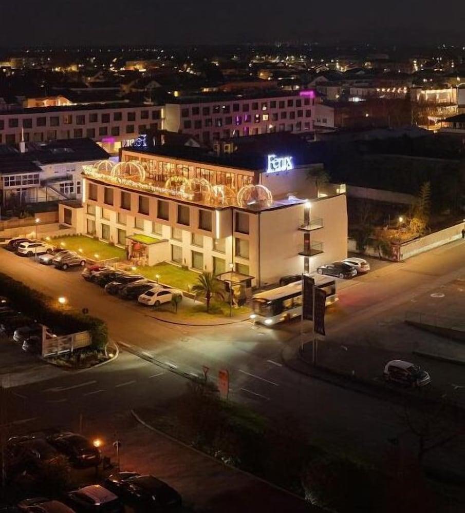 Varios Hayat Sky Hotel