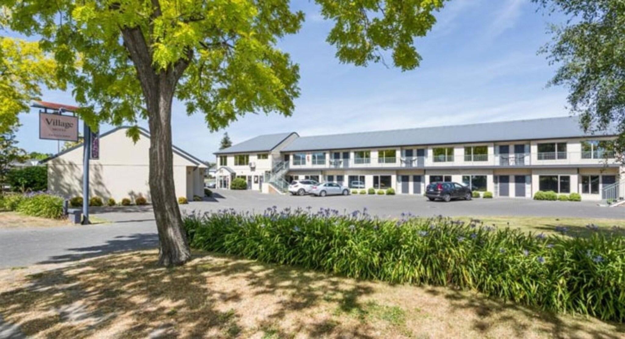 Vista Exterior Village Motel