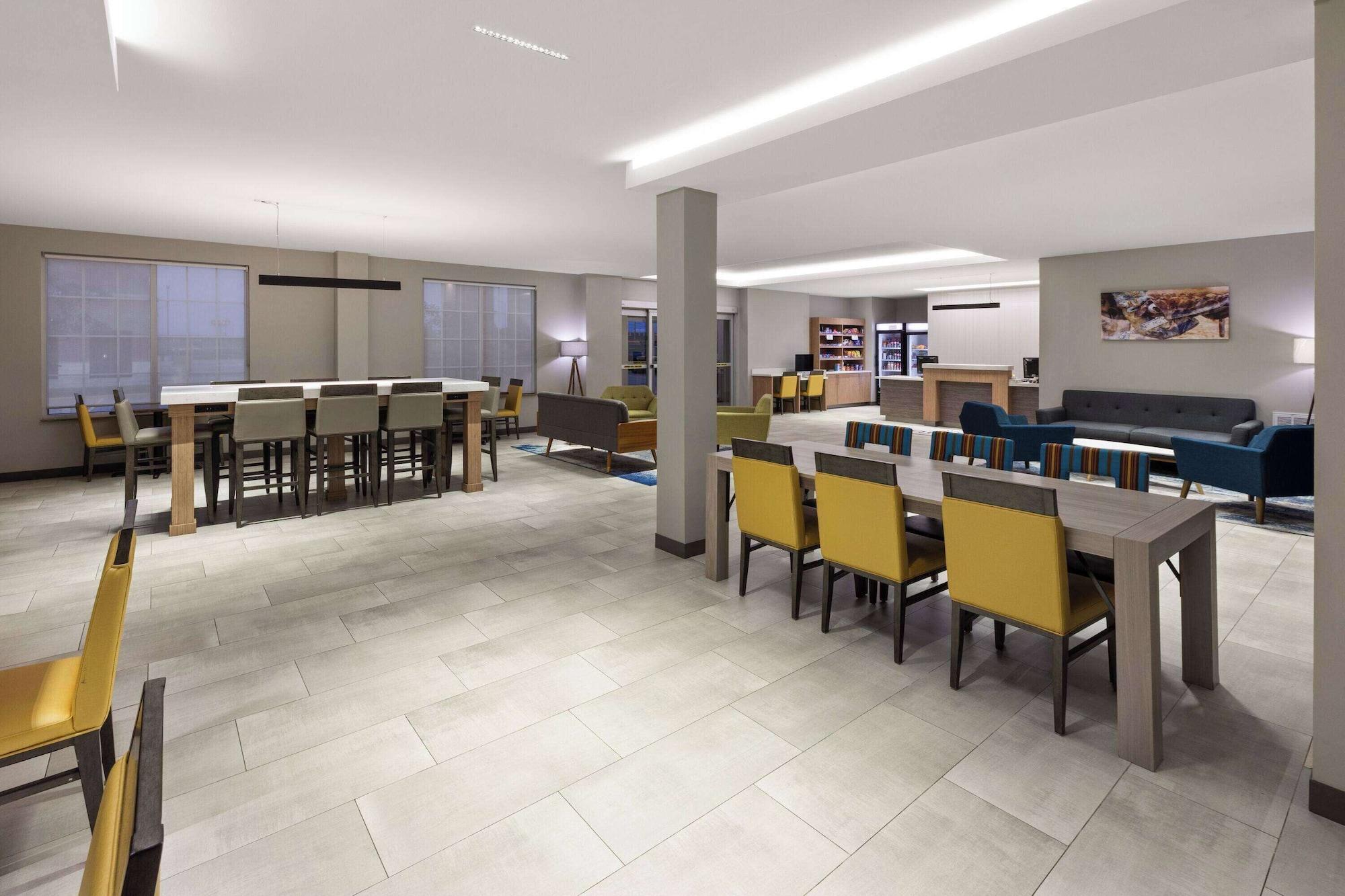 Vista Lobby La Quinta Inn & Suites by Wyndham McAlester