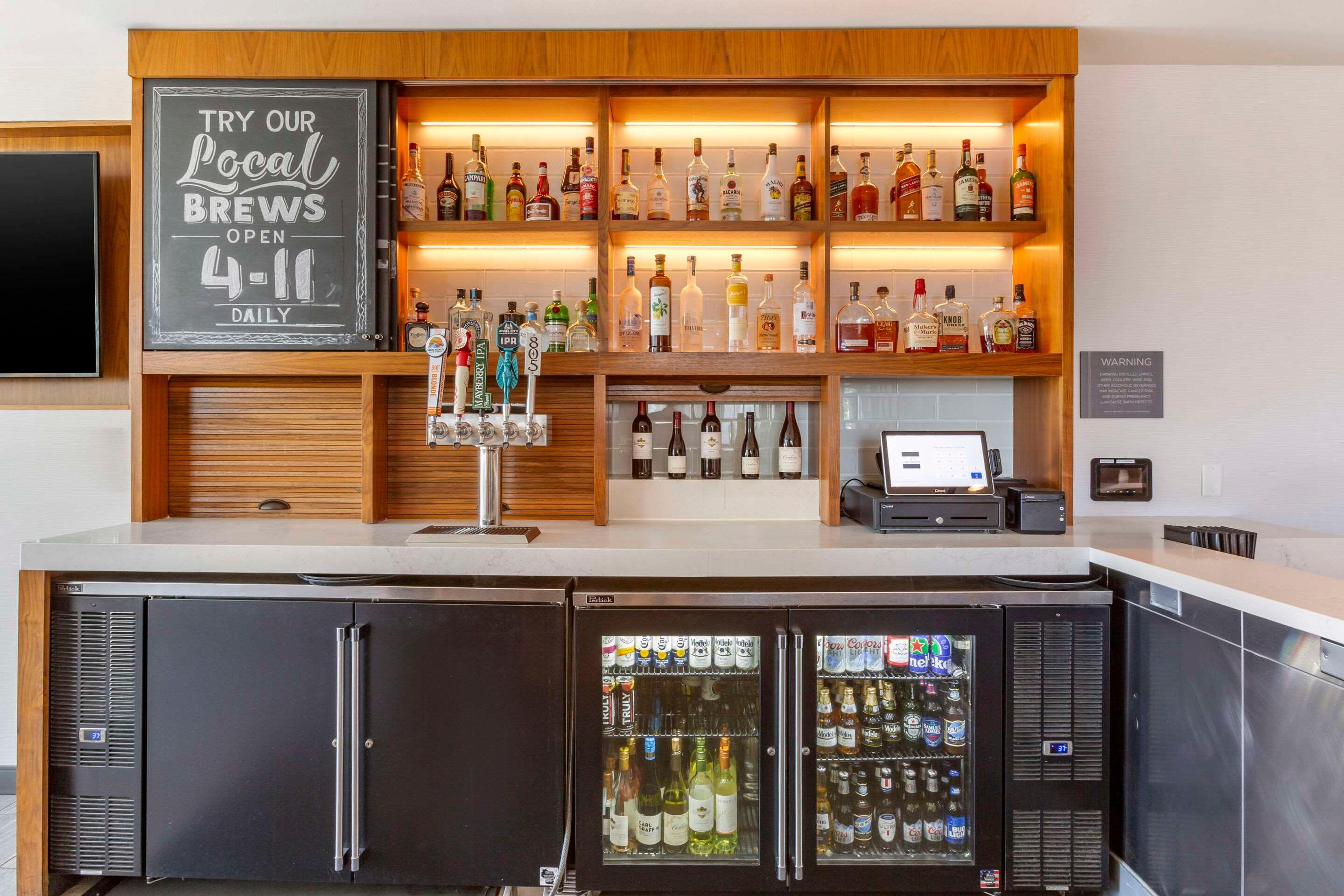 Bar/Salón Cambria Suites LAX