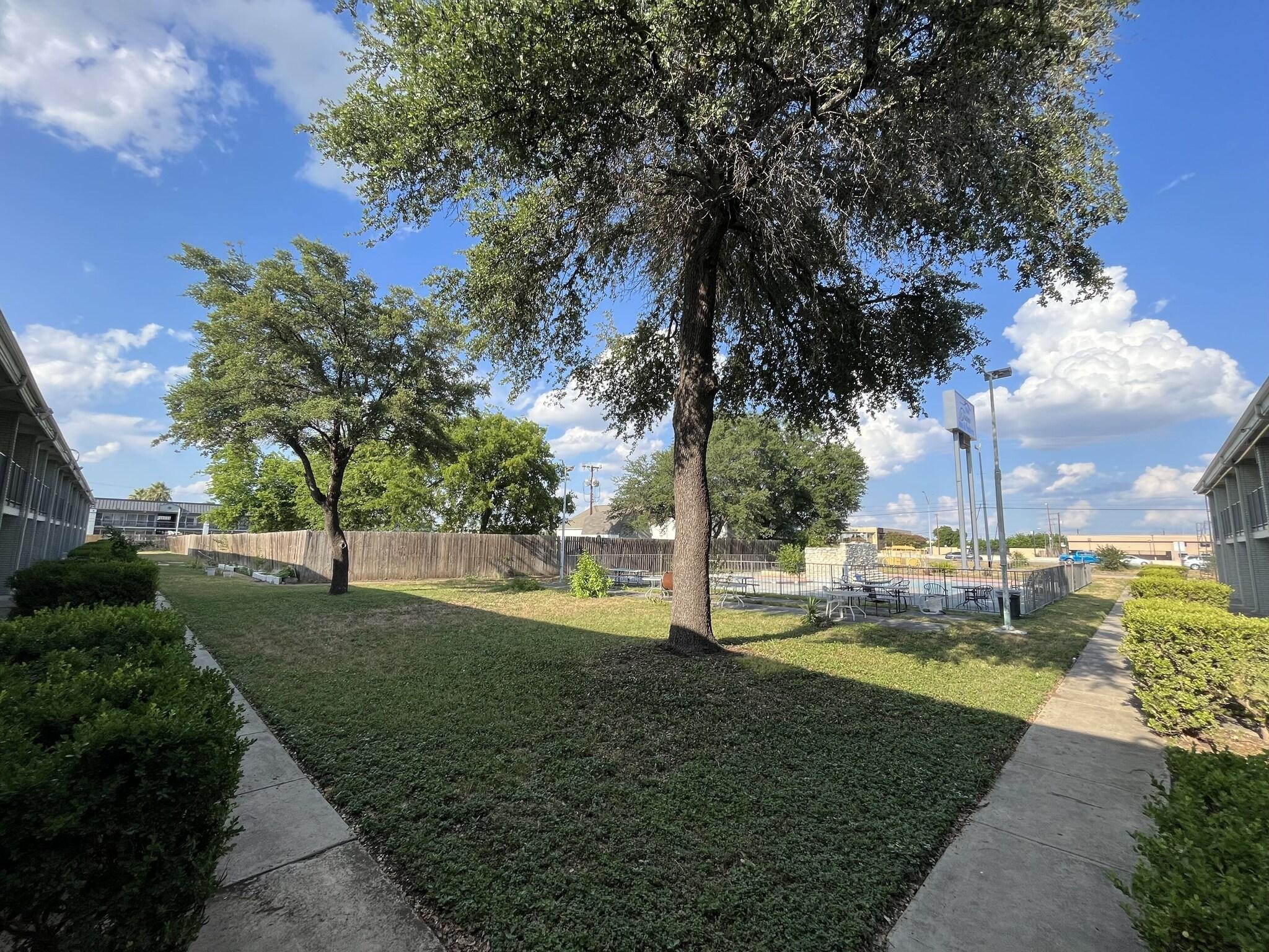 Vista Exterior Mid Towne Inn and Suites
