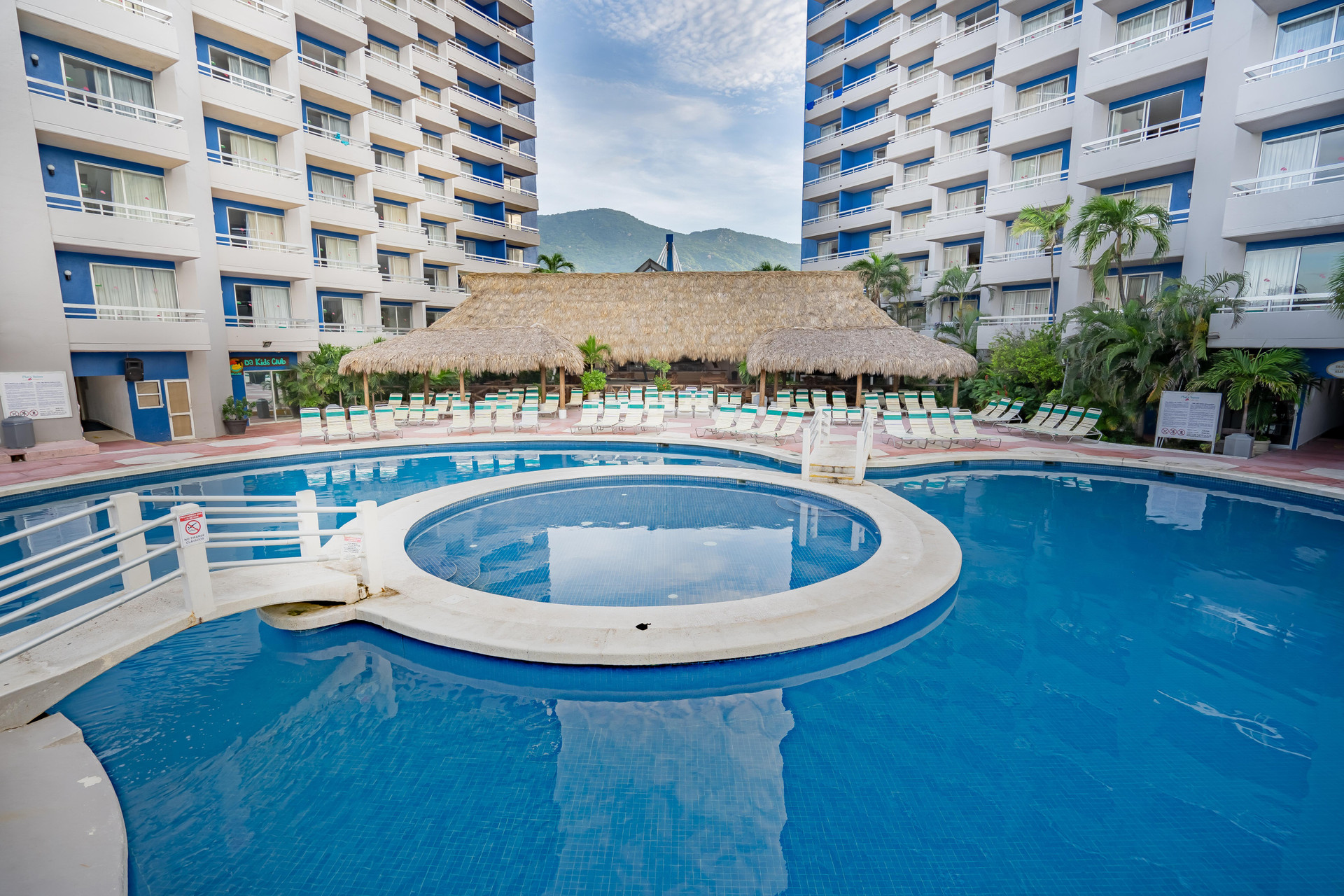 Vista Piscina Hotel Playa Suites Acapulco