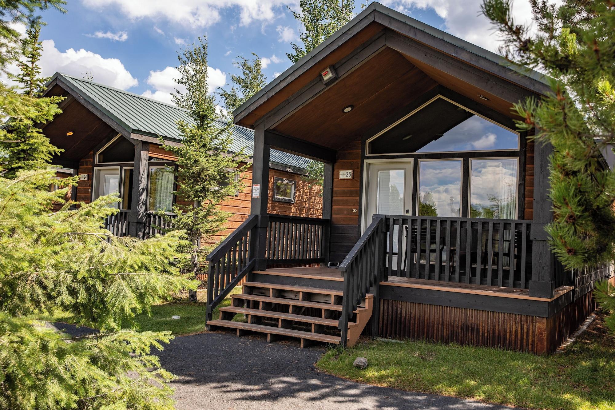 Vista Exterior Explorer Cabins At Yellowstone