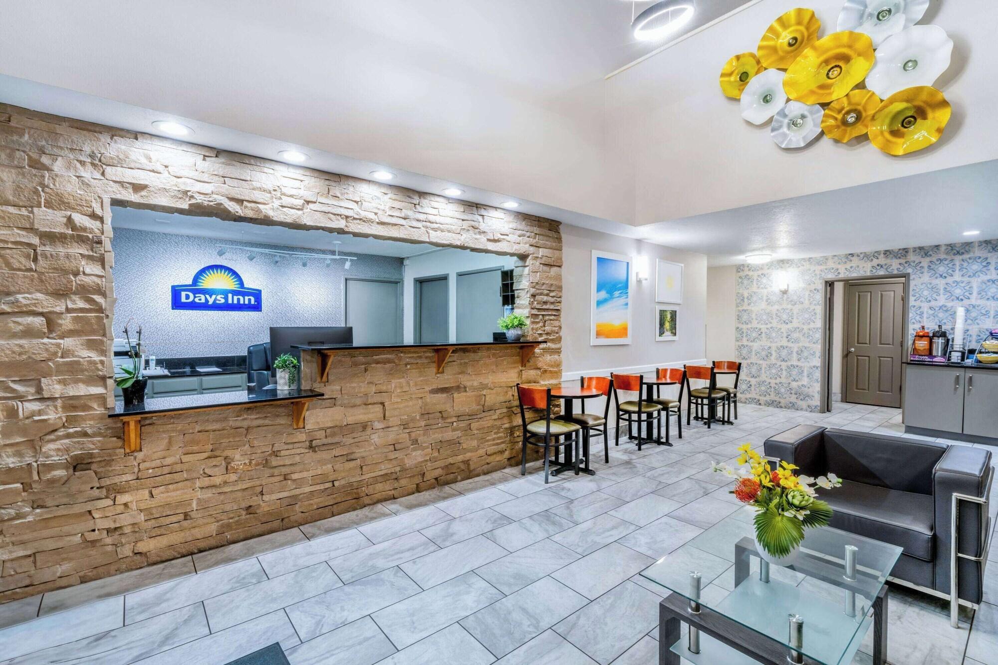Vista Lobby Days Inn by Wyndham Los Lunas