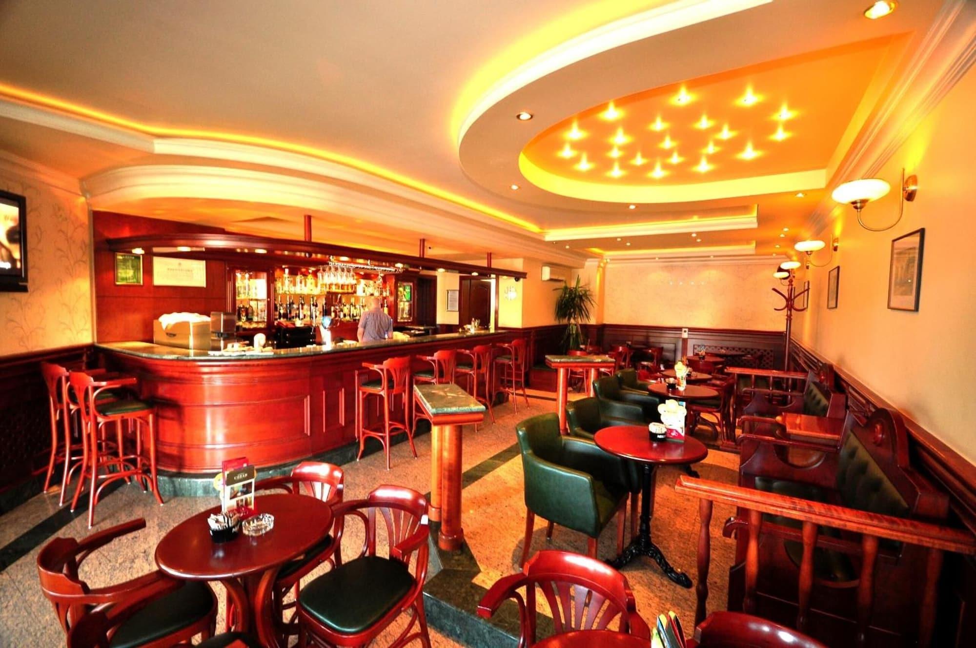 Bar/Salón Cezar Hotel