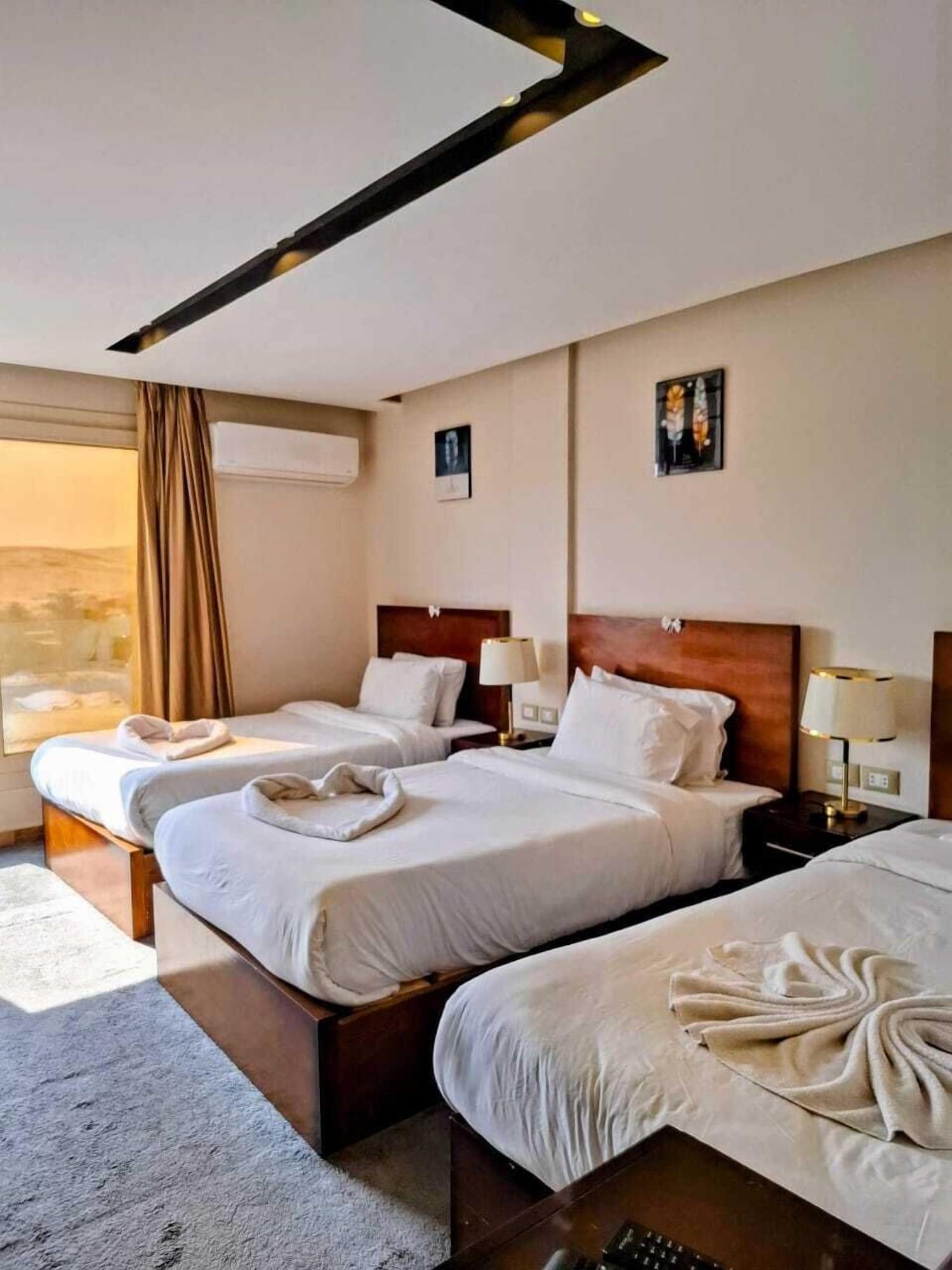 Vista Exterior Topaz Pyramids view inn