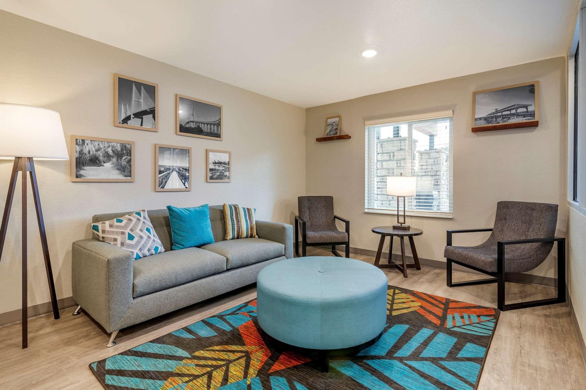 Vista Lobby WoodSpring Suites Brunswick