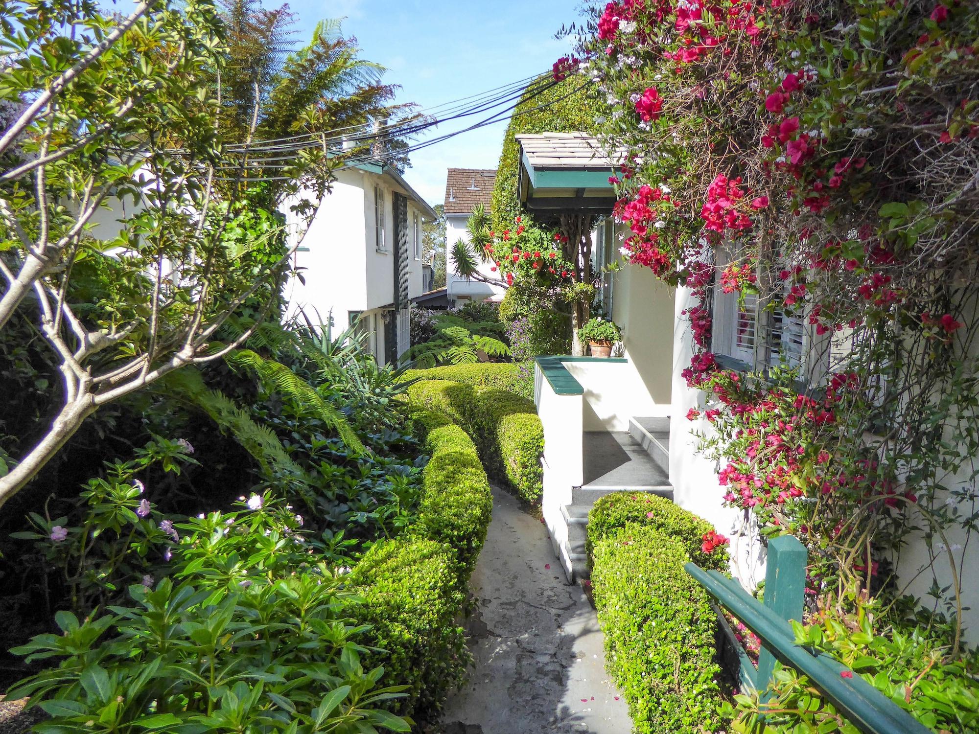 Comodidades del Alojamiento Carmel Fireplace Inn