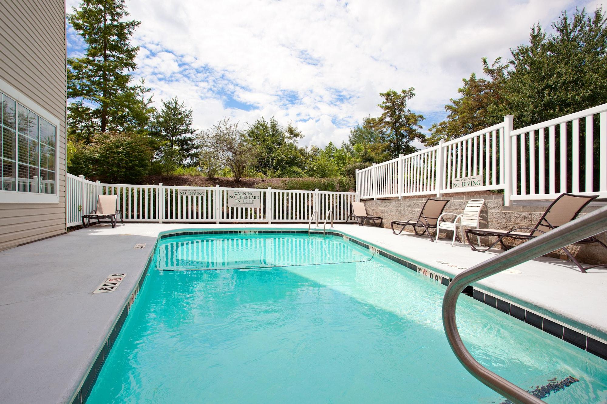 Vista Piscina Country Inn & Suites by Radisson, Asheville - Outlet Mall