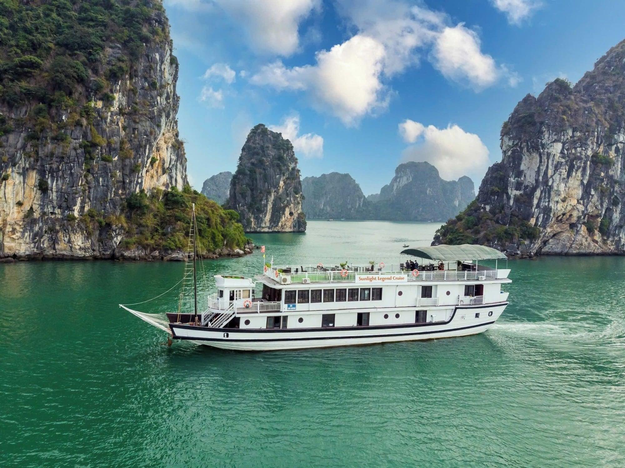Vista Exterior Halong Sunlight Legend Cruise