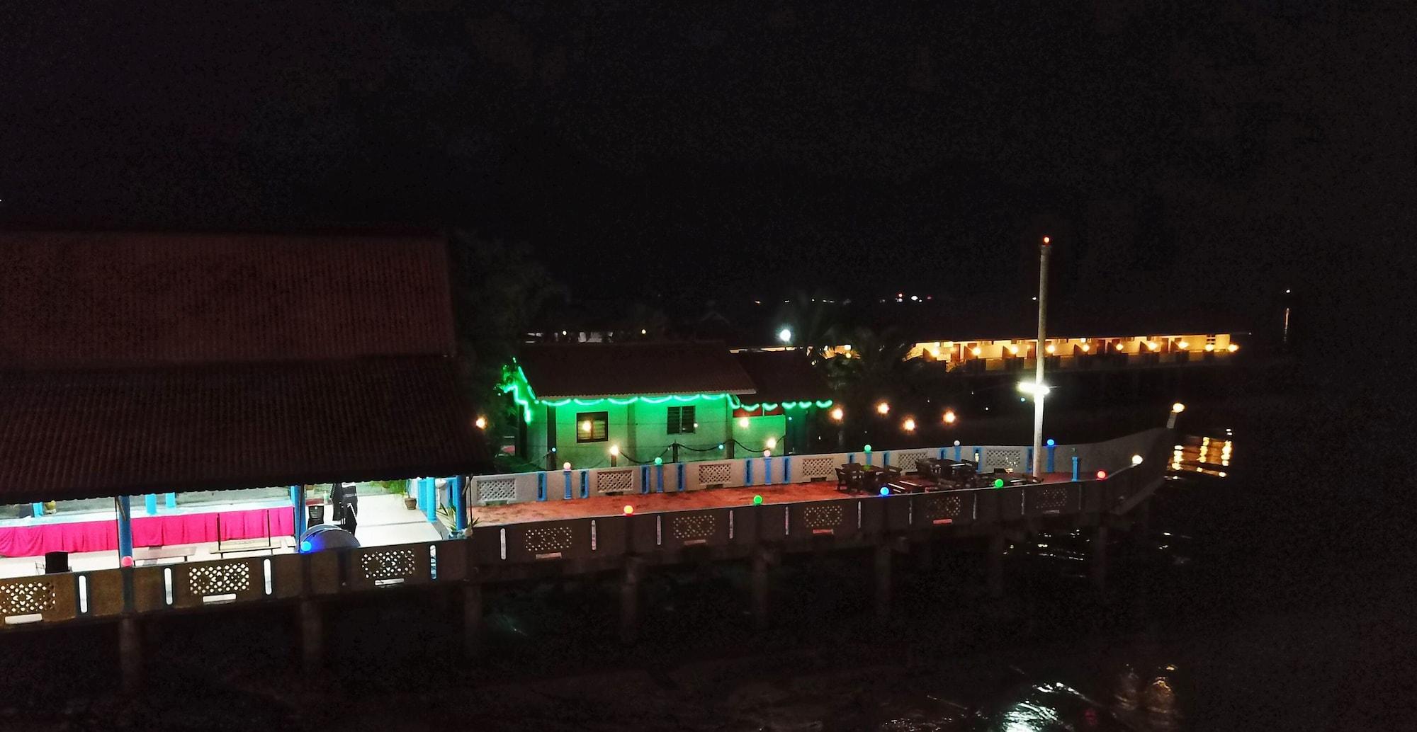 Restaurant Penarak Bamboo Beach Motel