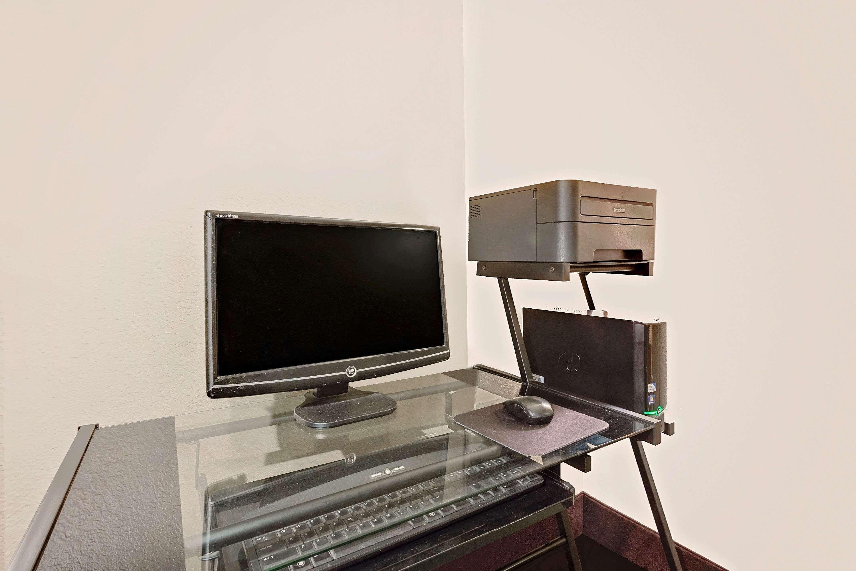 Centro de Negocios Super 8 by Wyndham Elkins