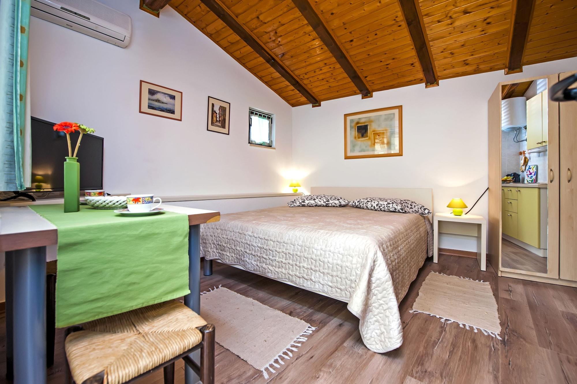 Varios Apartments & Rooms Chiara