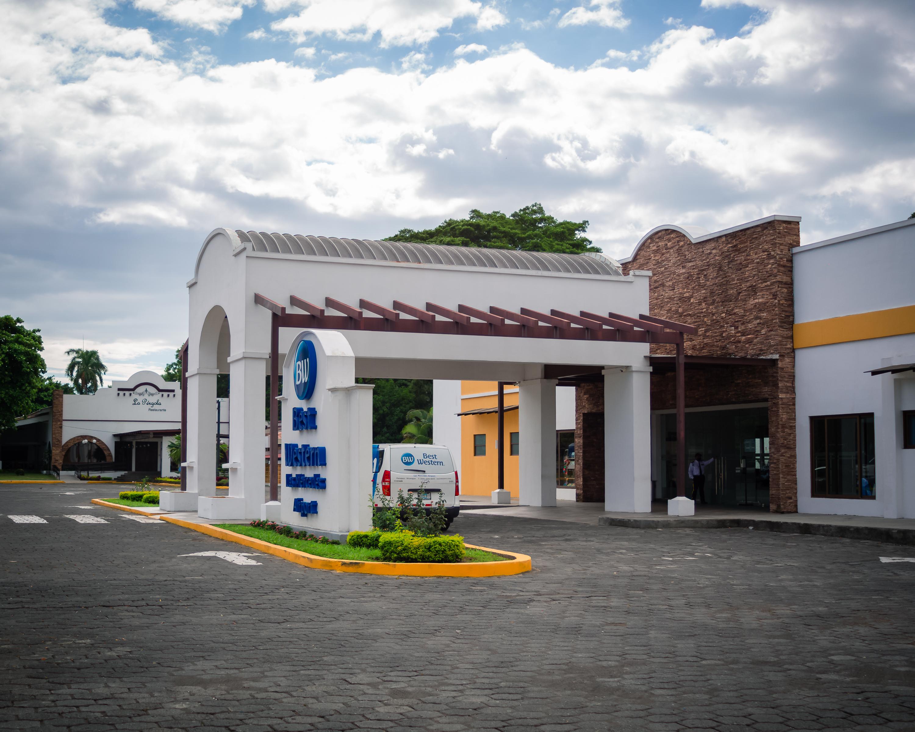 Vista Exterior Best Western Las Mercedes Airport