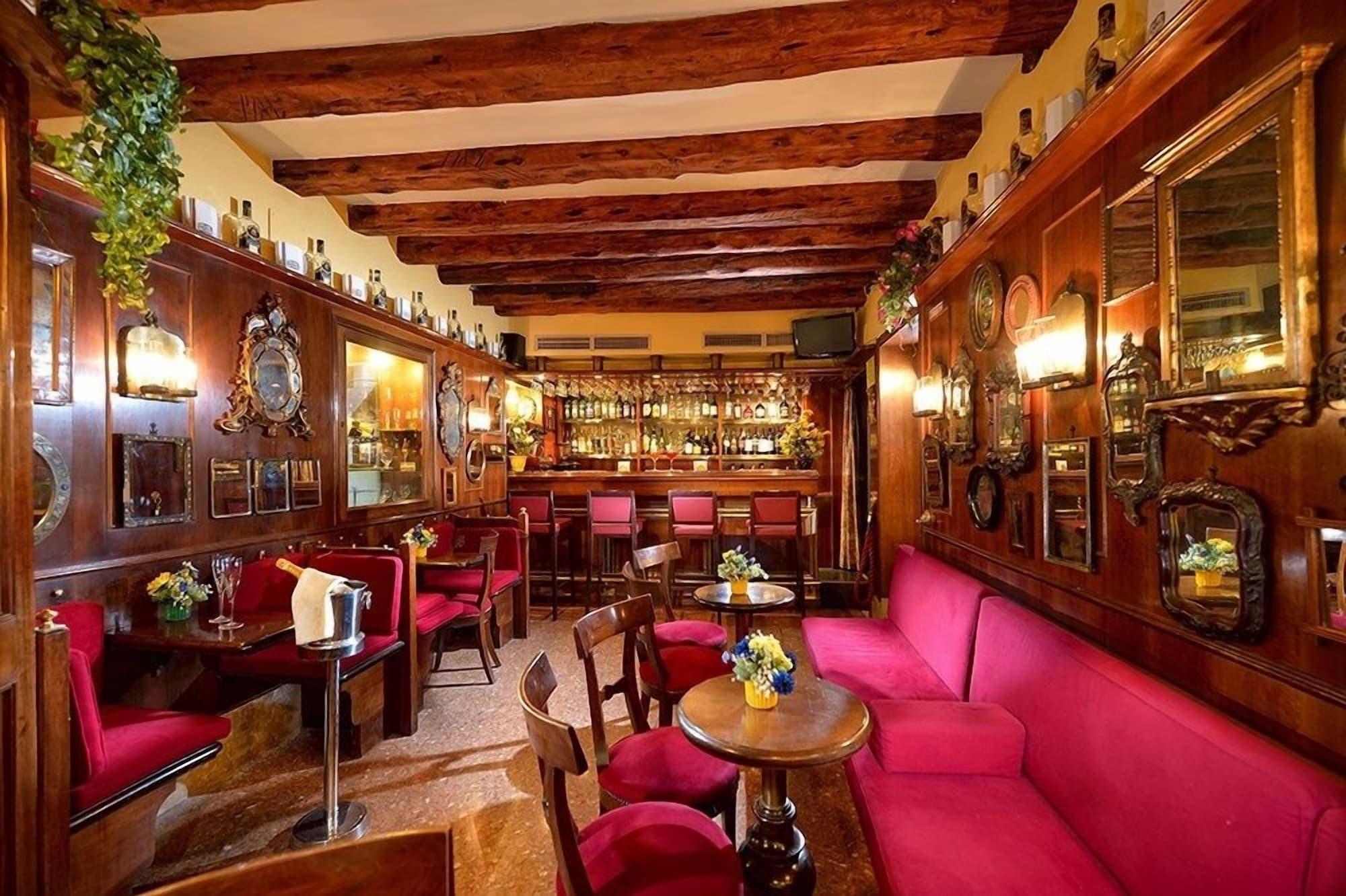 Bar/Salón Antico Panada