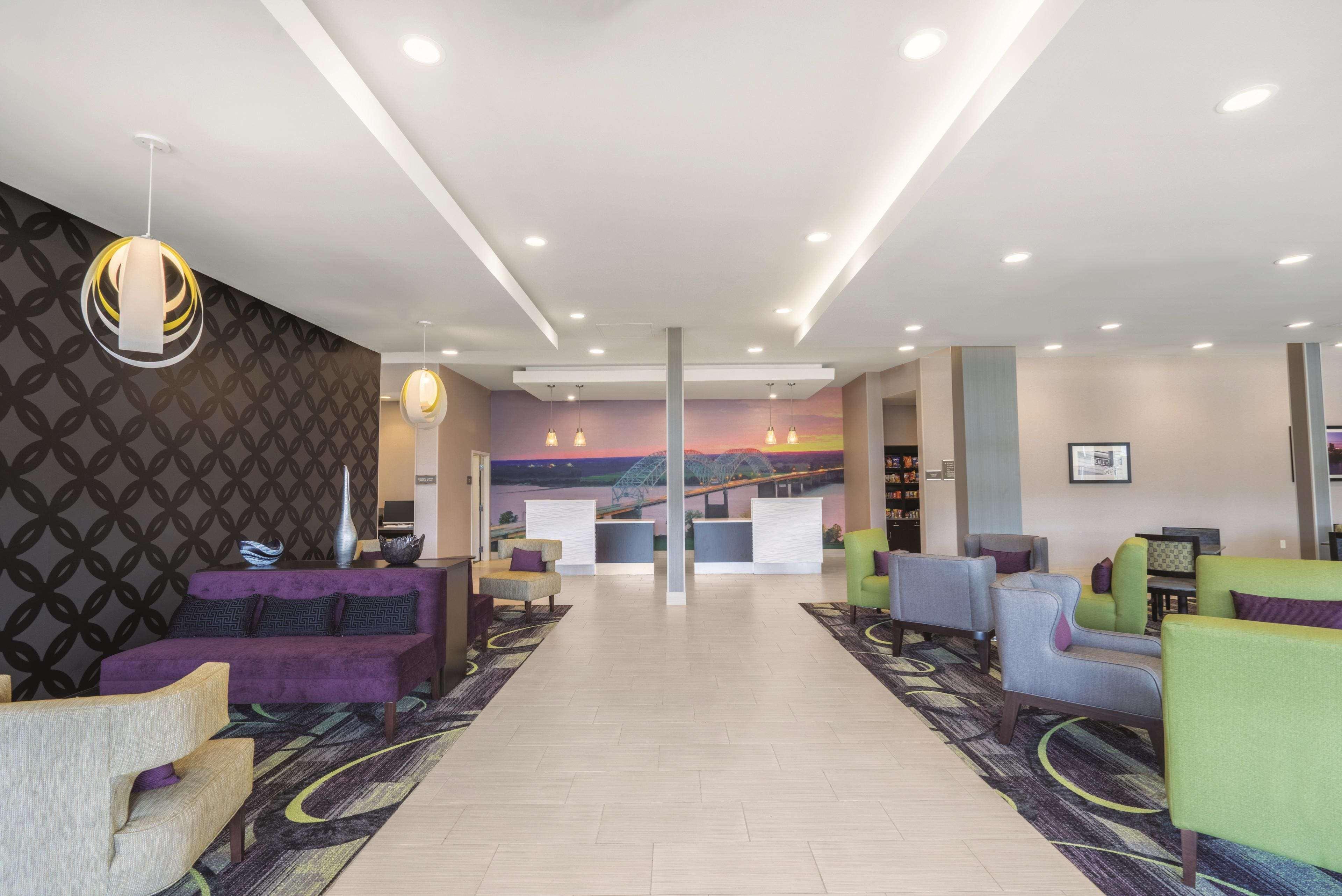 Vista Lobby La Quinta Inn & Suites by Wyndham Memphis Downtown