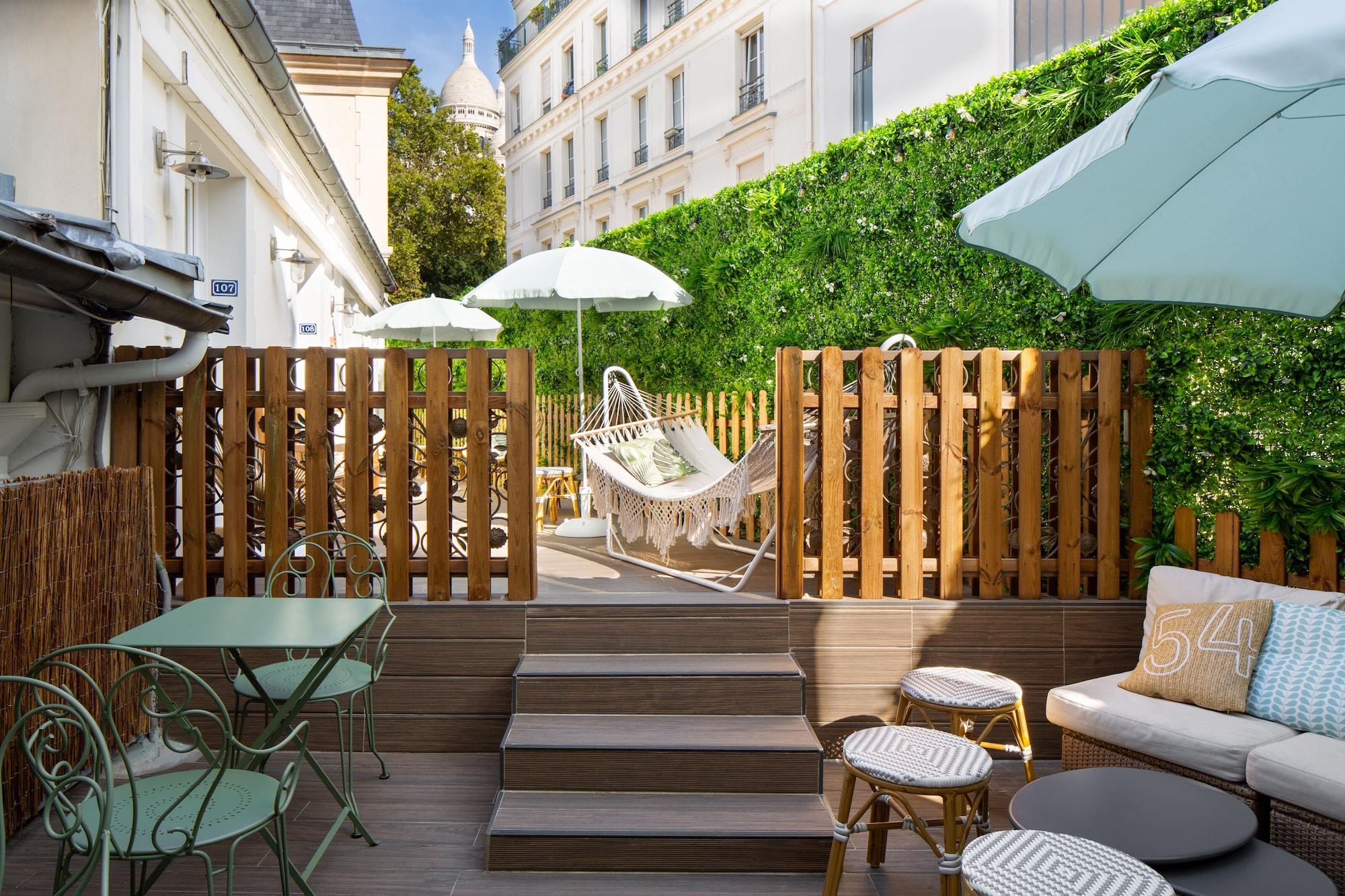 Varios Le Village Montmartre by Hiphophostels