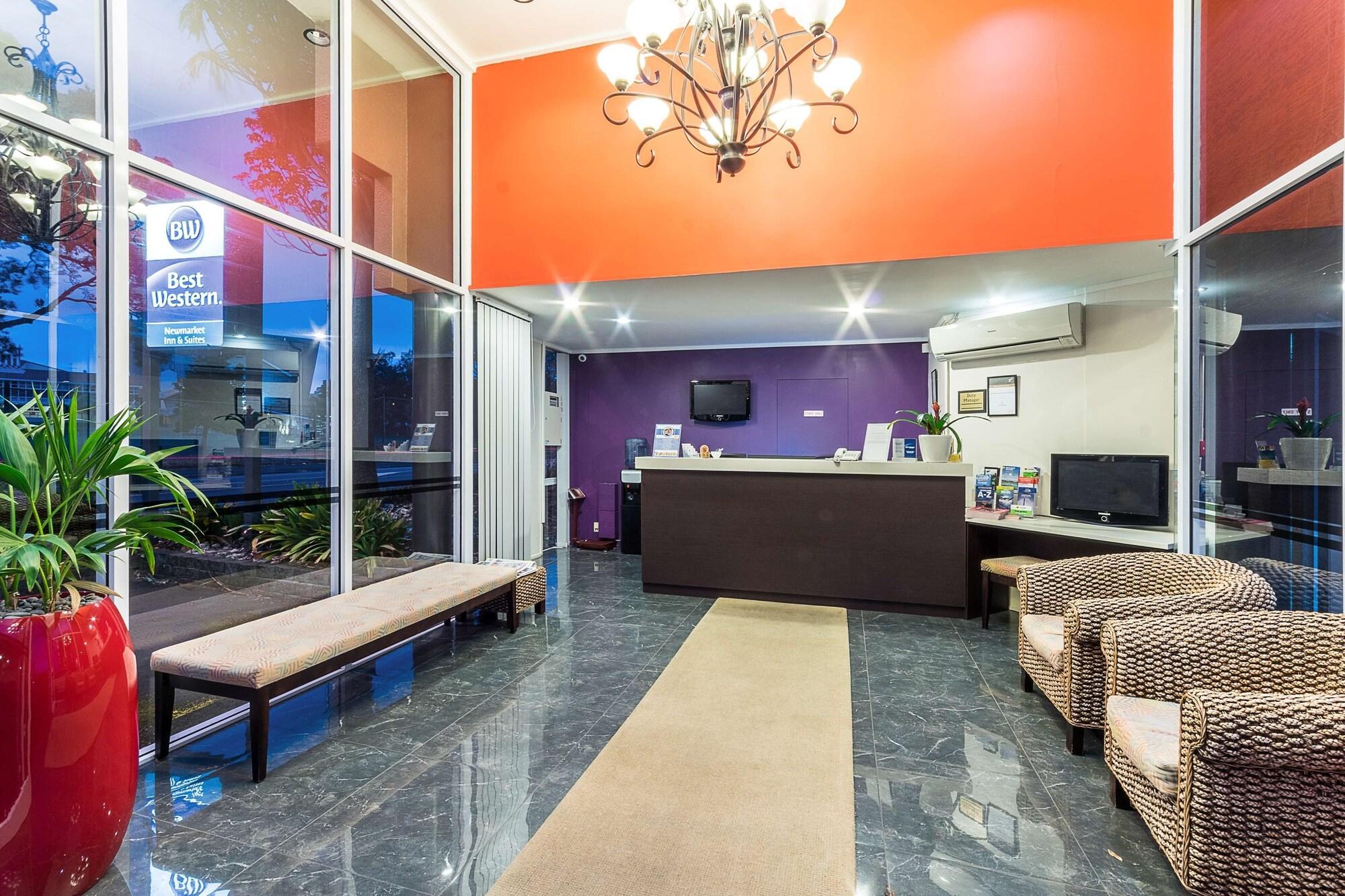 Vista Lobby Best Western Newmarket Inn & Suites