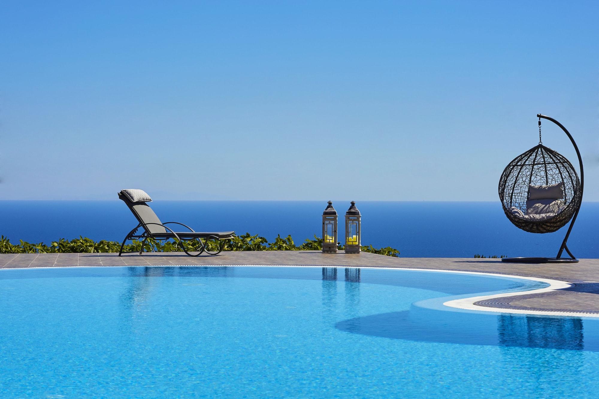 Varios Golden East Hotel
