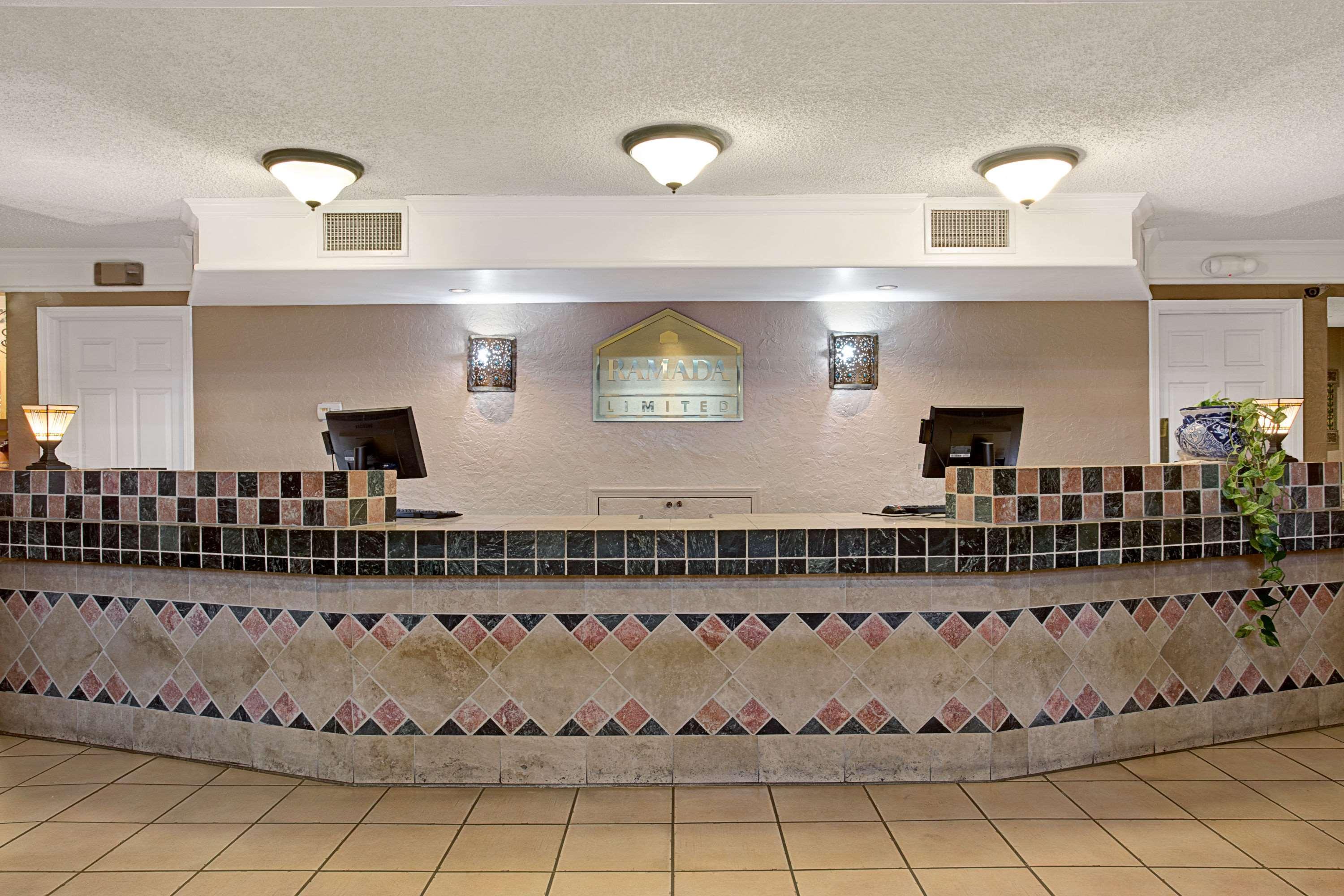Vista Lobby Days Inn Tucson City Center