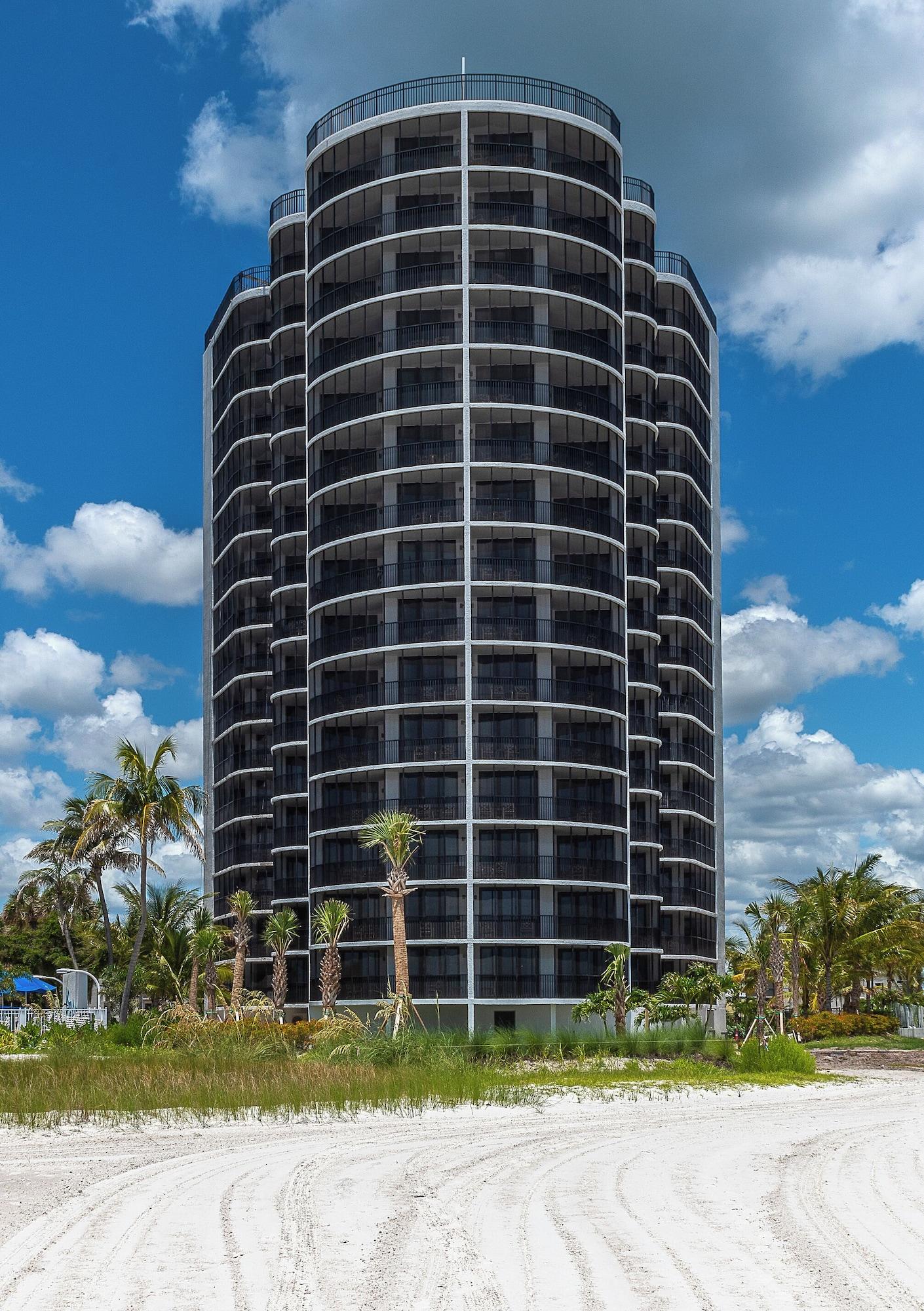 Vista Exterior Pointe Estero Beach Resort
