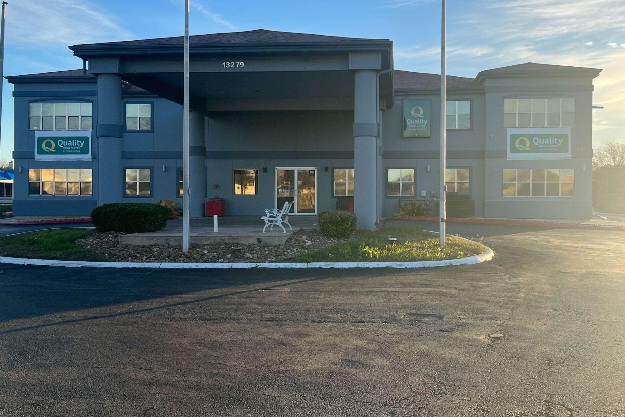 Varios Quality Inn & Suites I-10 near Fiesta Texas