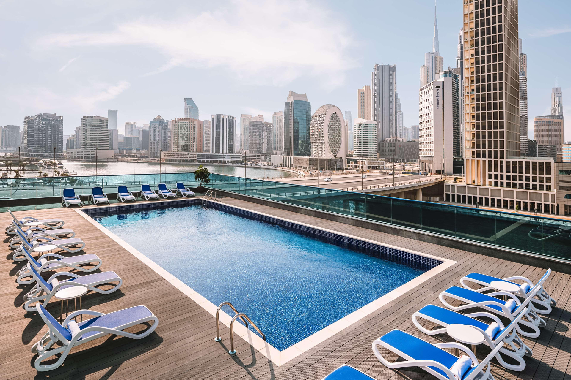 Vista da piscina Radisson Blu Dubai Canal View