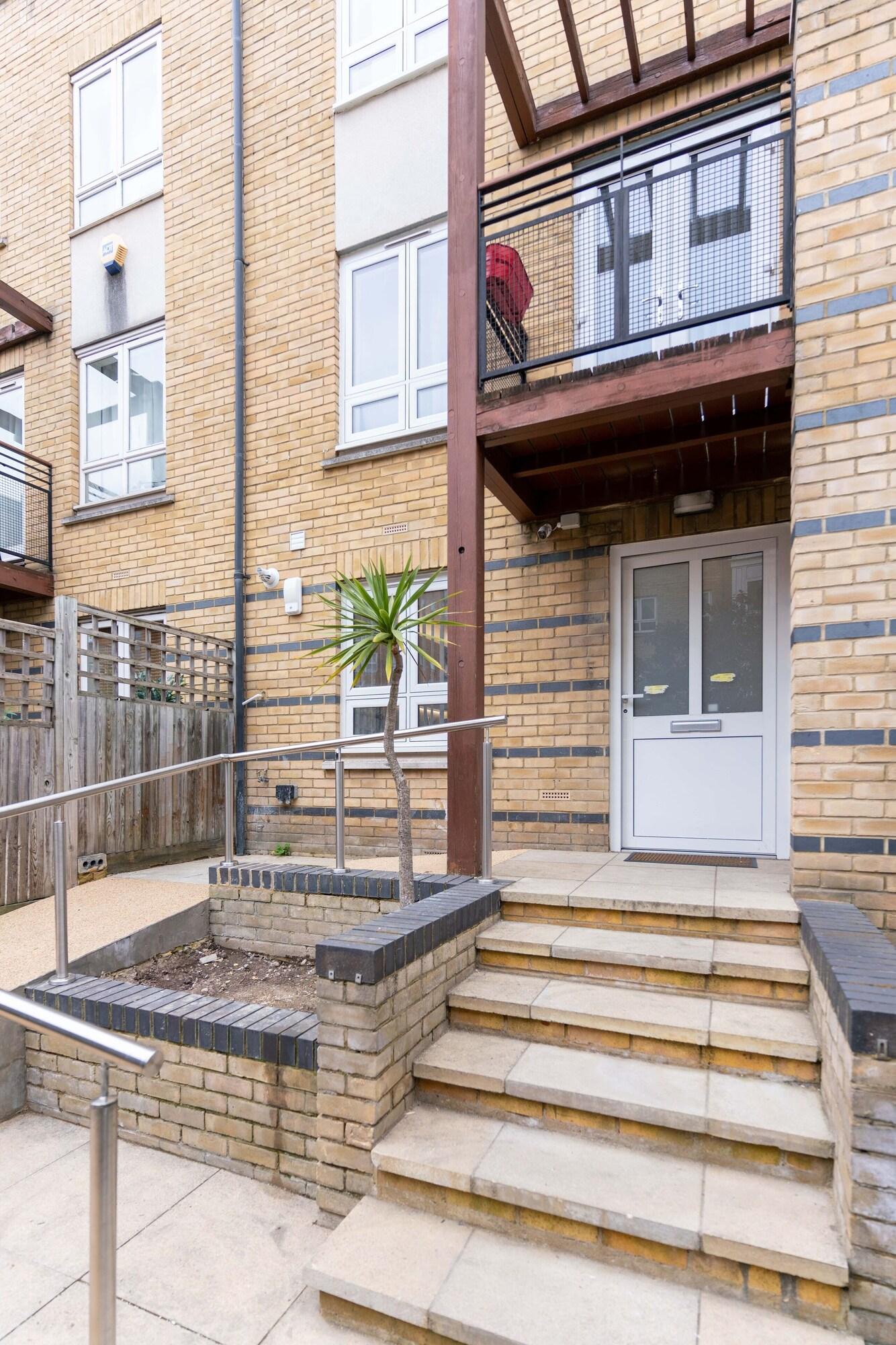 Varios Luxury 5BD Guesthouse