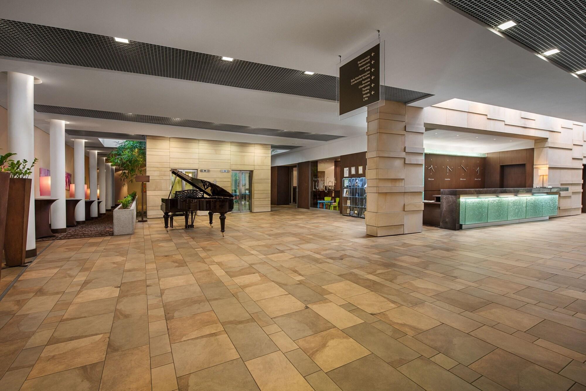 Vista Lobby Holiday Inn Resort Warszawa Józefów**** by IHG