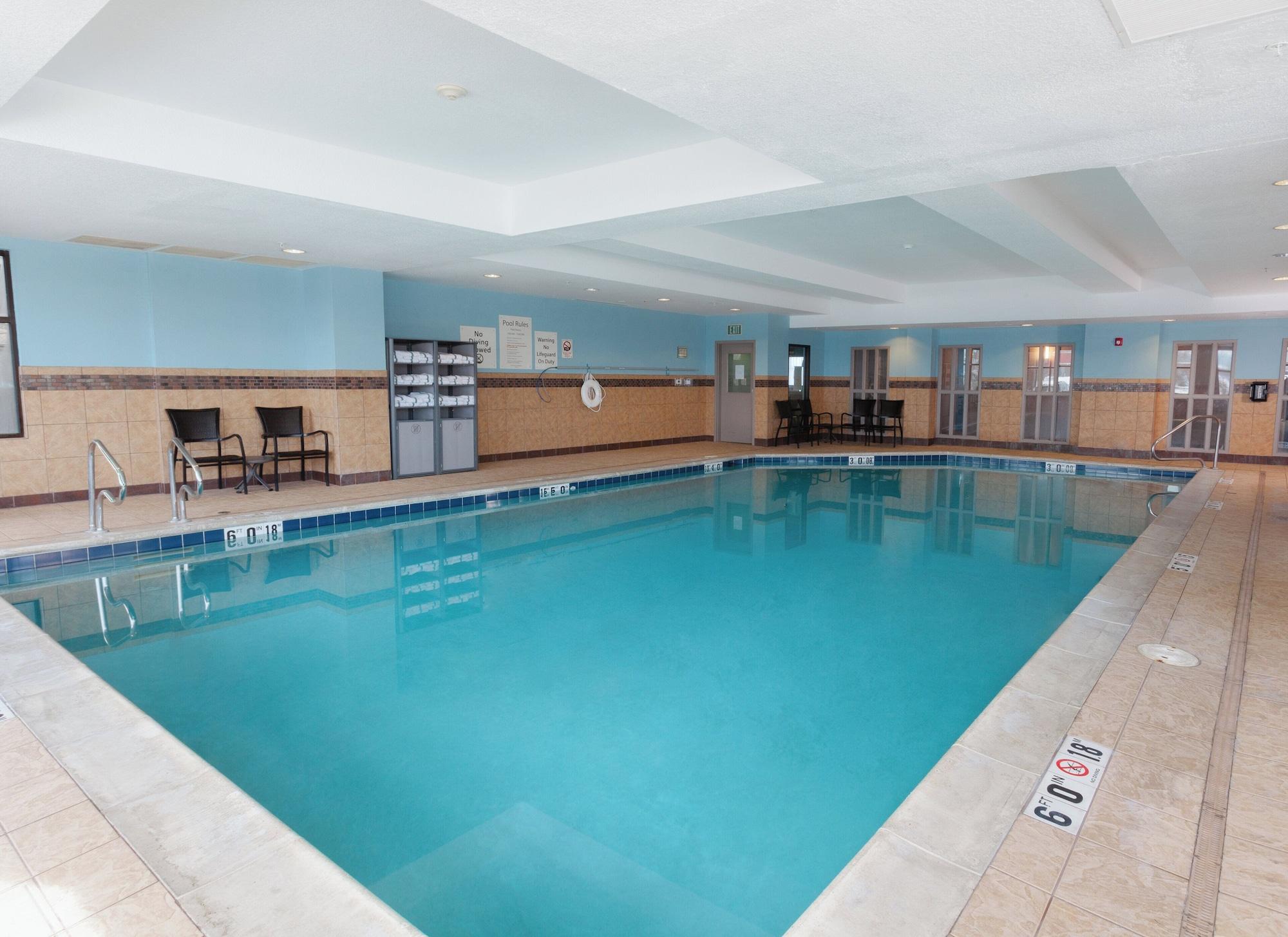 Vista Piscina Holiday Inn Express & Suites Logan by IHG