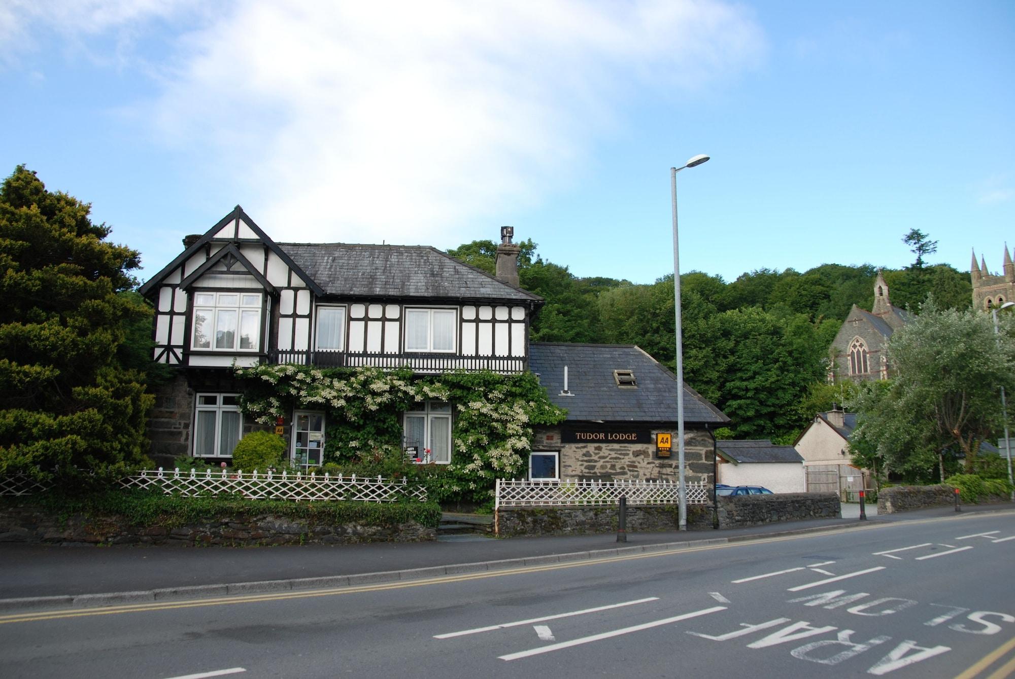 Varios Tudor Lodge