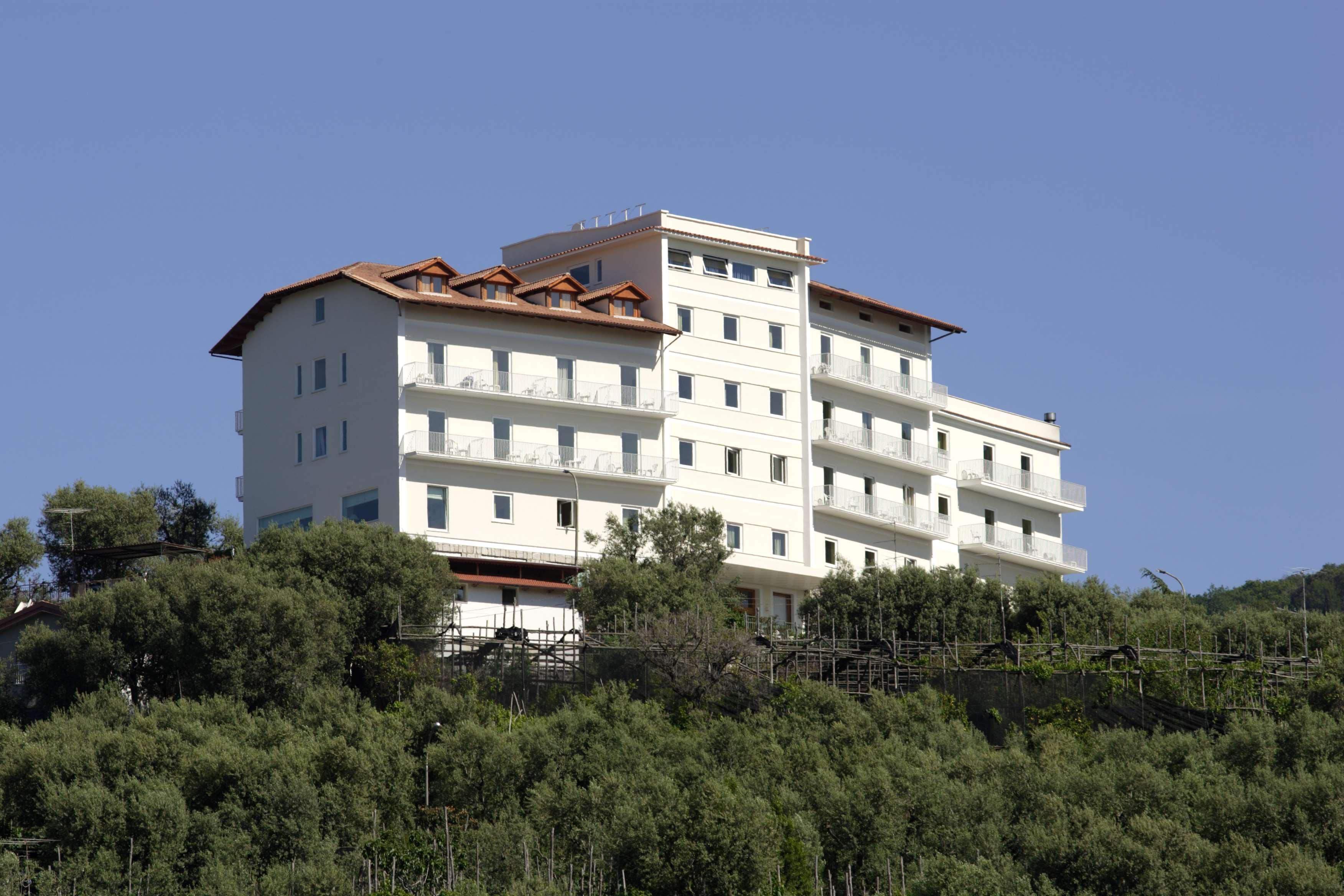 Vista Exterior Grand Hotel Aminta