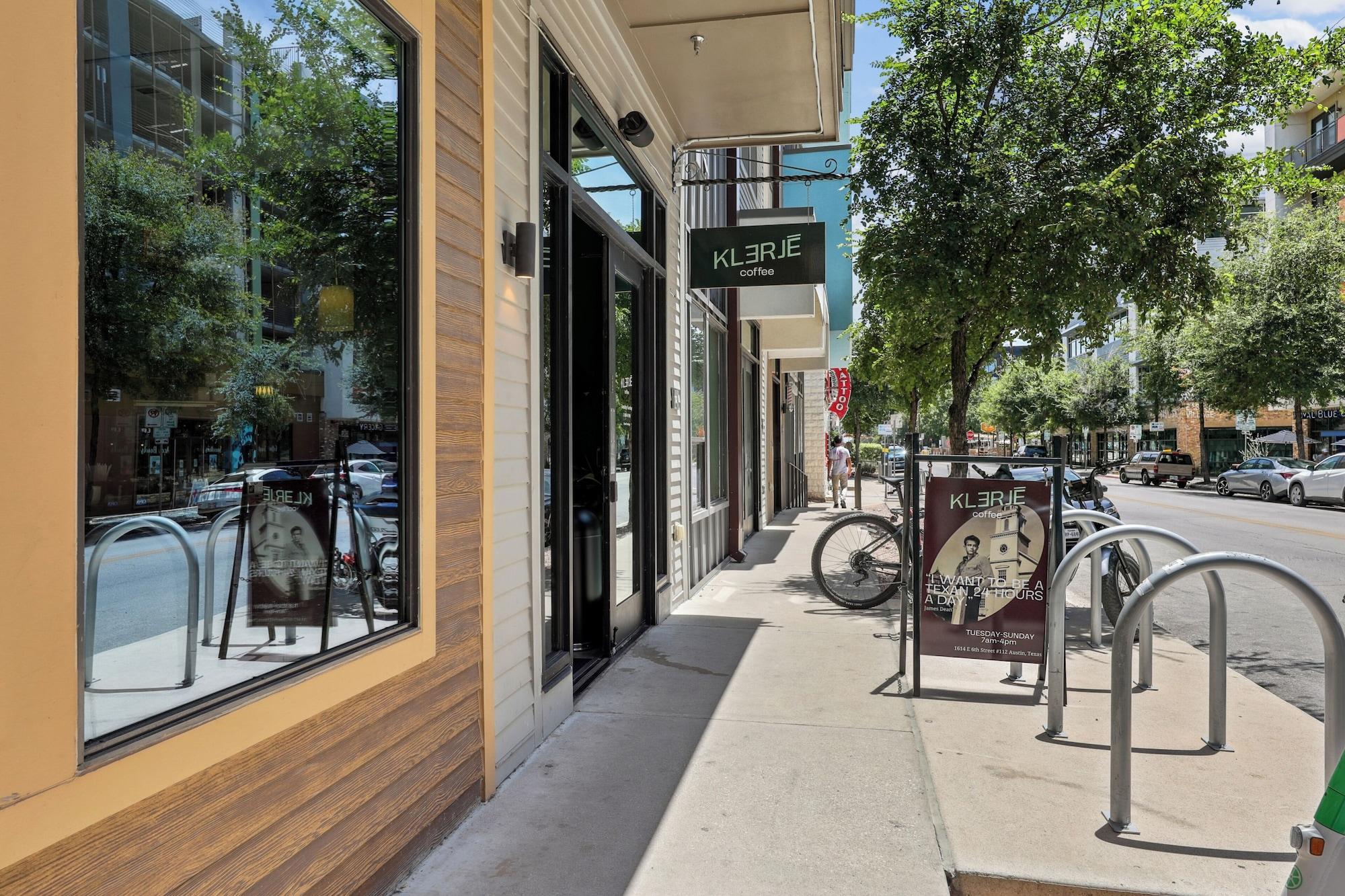 Bar/Salón Sentral East Austin at 1614 E. Sixth