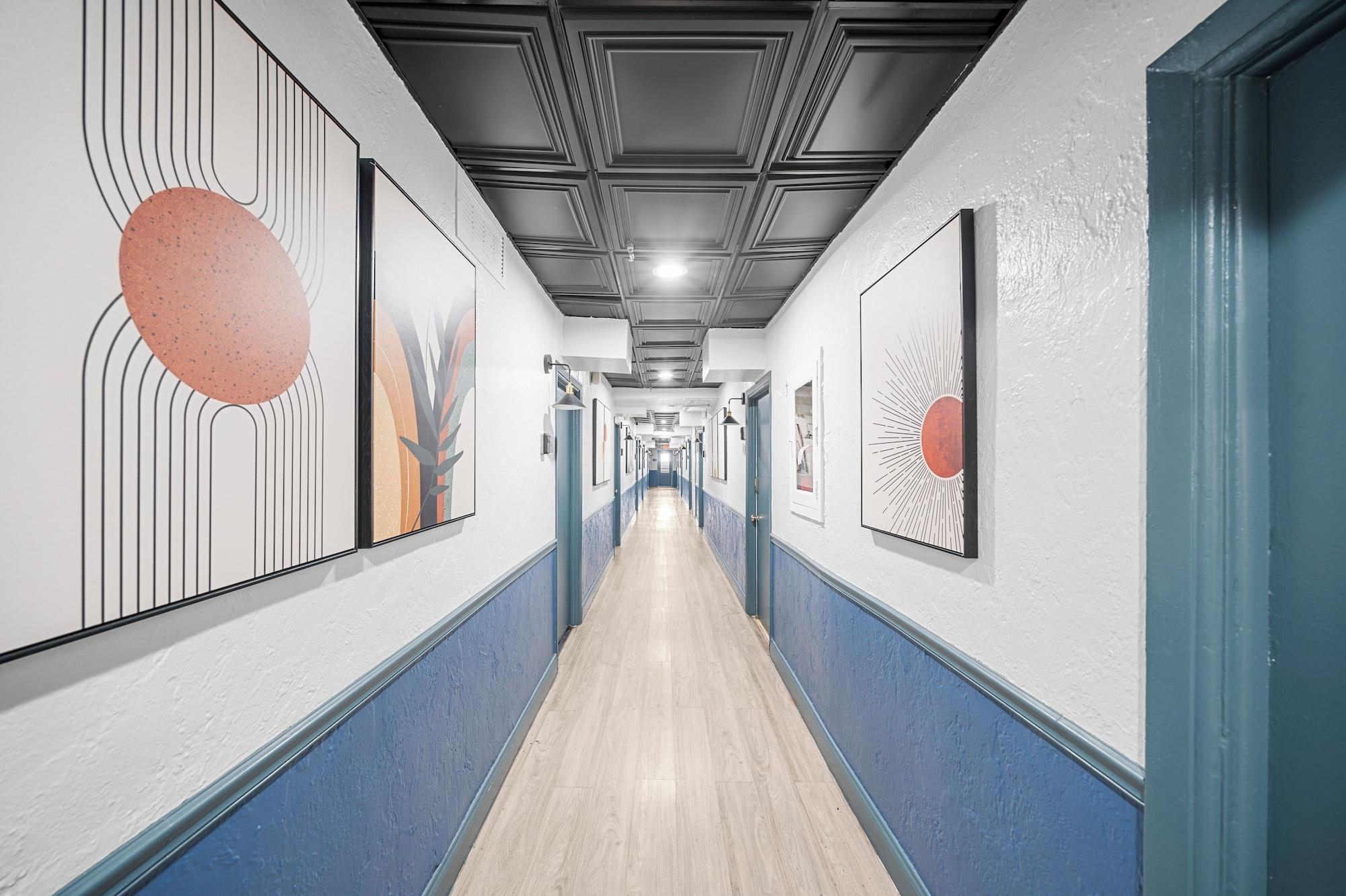 Varios Nine20 Collins Apartments by Lowkl