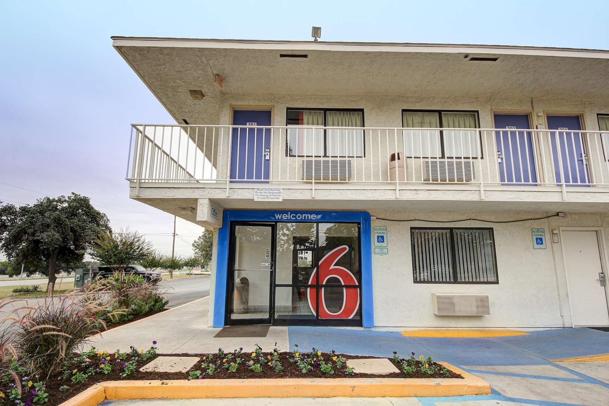 Vista Exterior Motel 6 San Marcos, TX