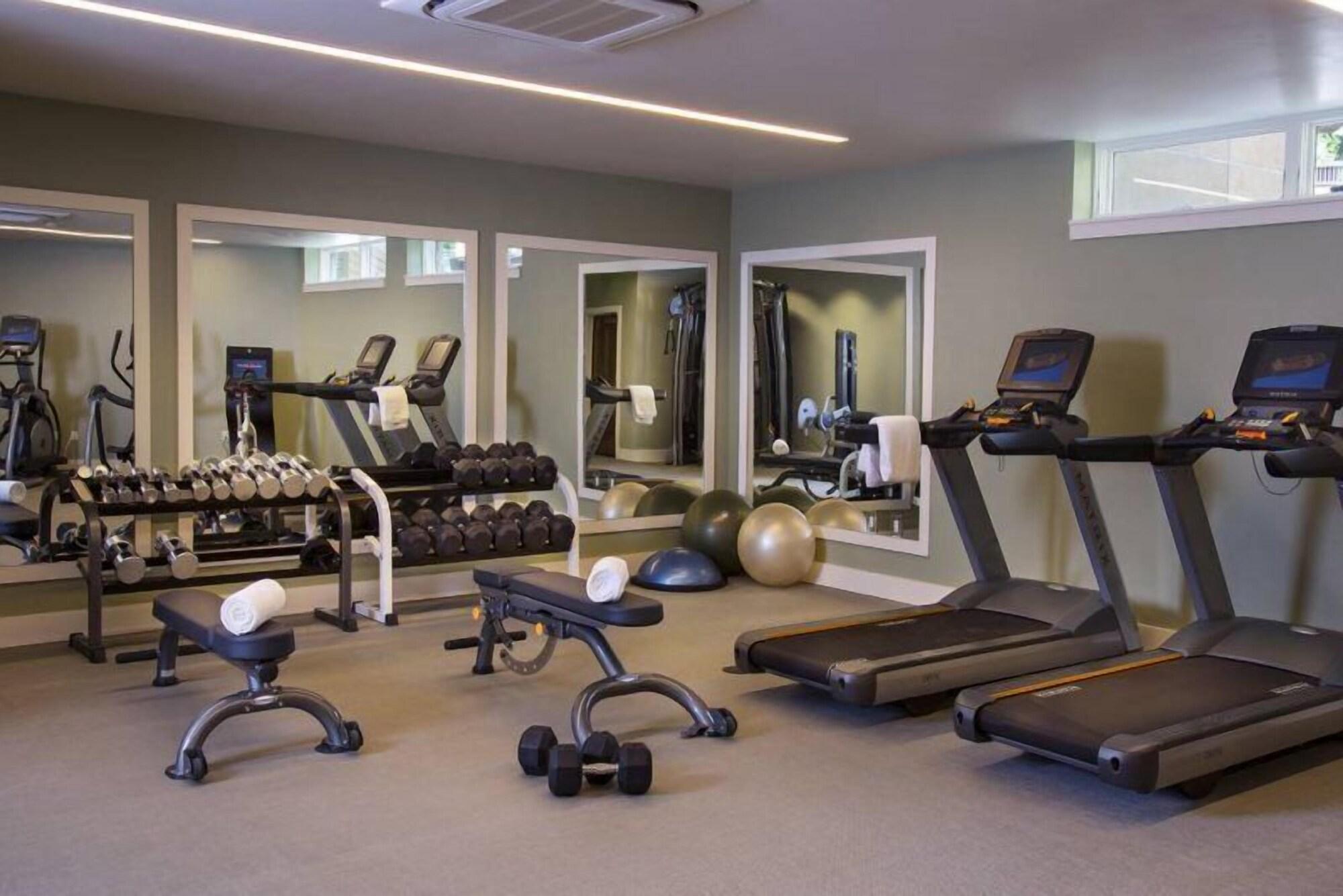 Gimnasio Luxury 2 Bedroom Downtown Aspen Vacation Rental With Access to a Heated Pool, Hot Tubs, Game Room and Spa
