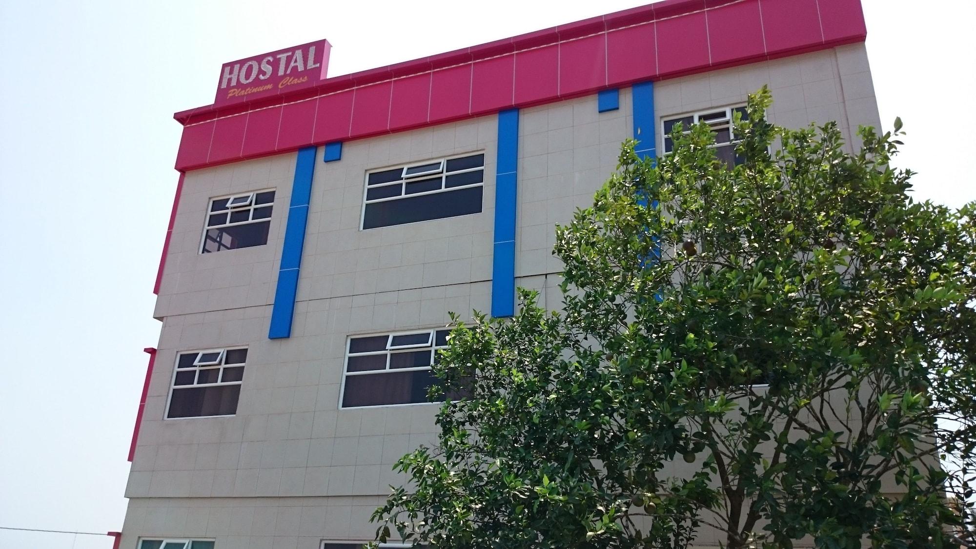 Vista Exterior Platinum Class Hostal