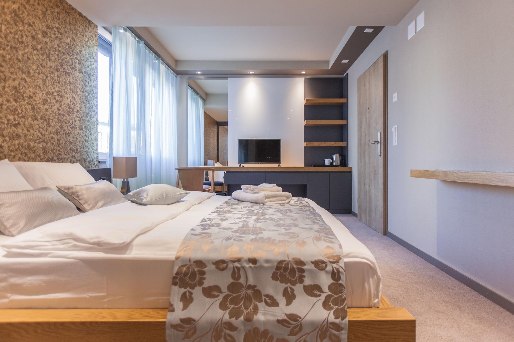 Varios Plaza Hotel
